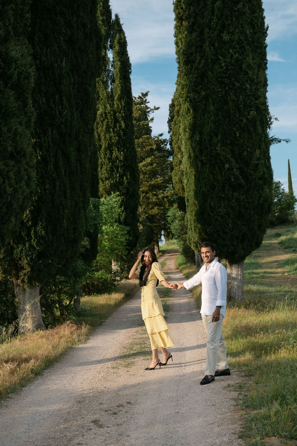 sarapaolucci-couple-walking-on-a-tuscan-road.jpg