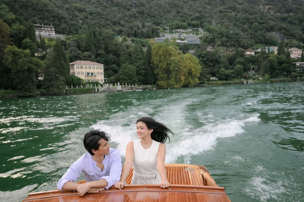 sarapaolucci-couple-enjoying-a-boat-ride-on-lake-como.jpg