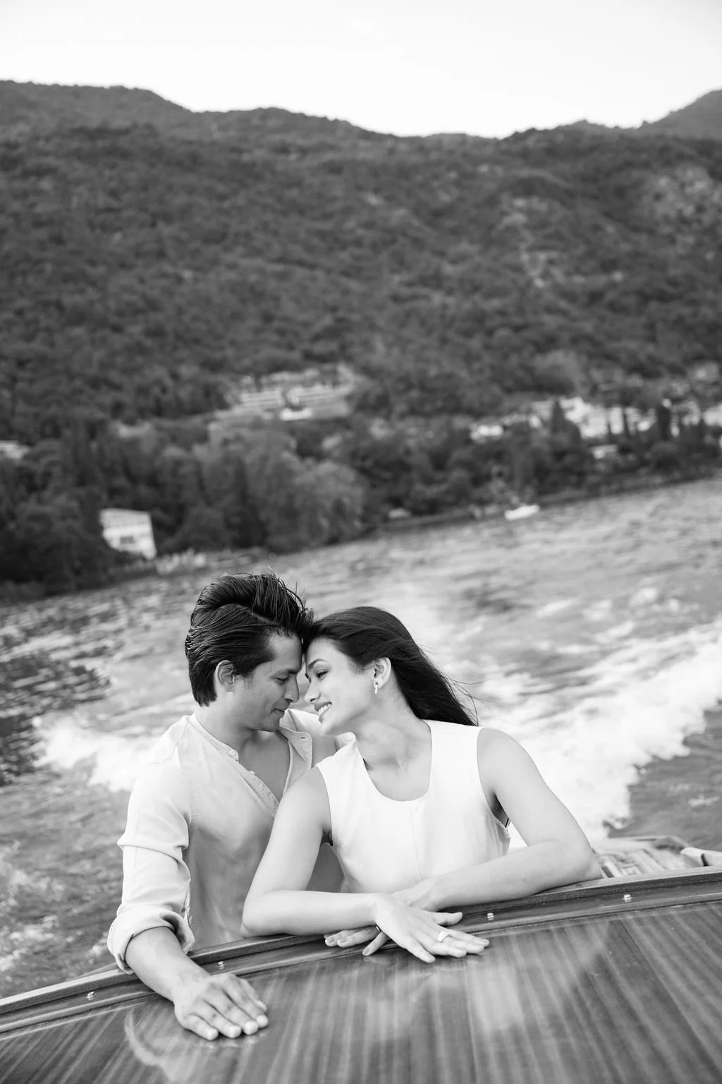 sarapaolucci-couple-getting-closer-while-riding-a-boat.jpg