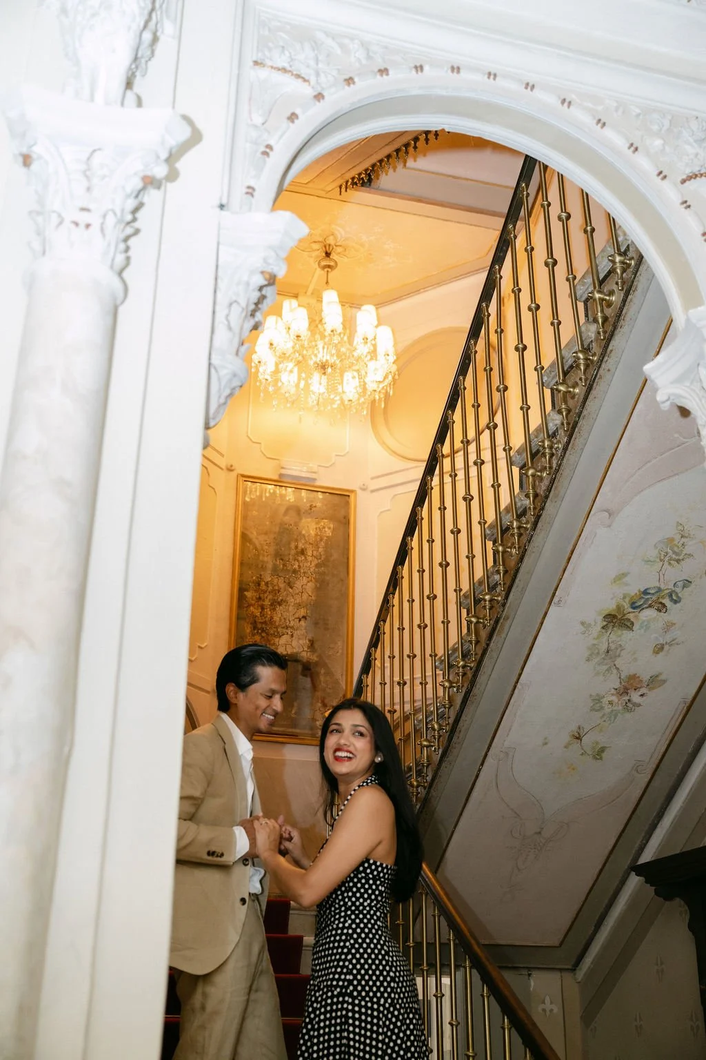 sarapaolucci-couple-portrayed-on-the-stairs-of-villaflori-hotel-in-como.jpg