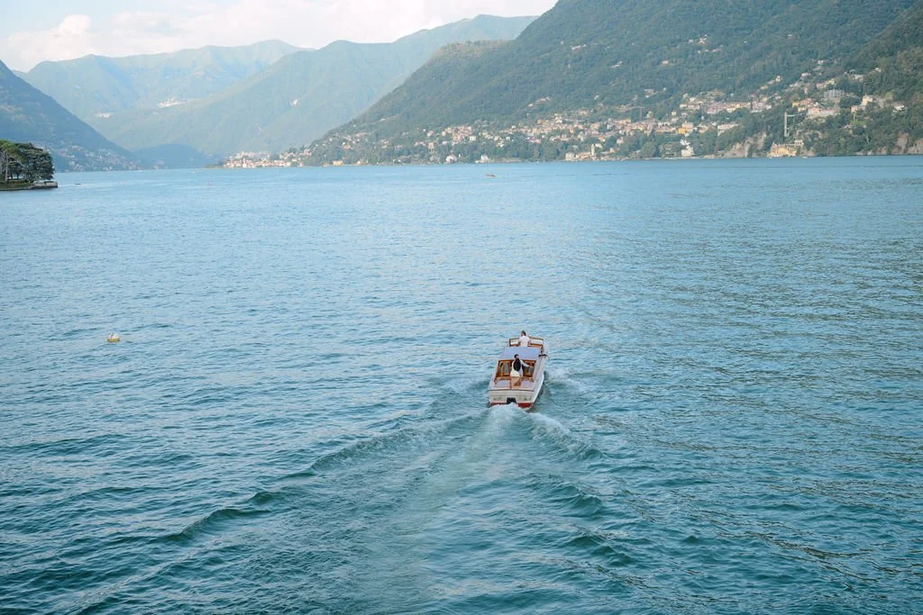 sarapaolucci-couple-on-a-boat-on-como-lake.jpg