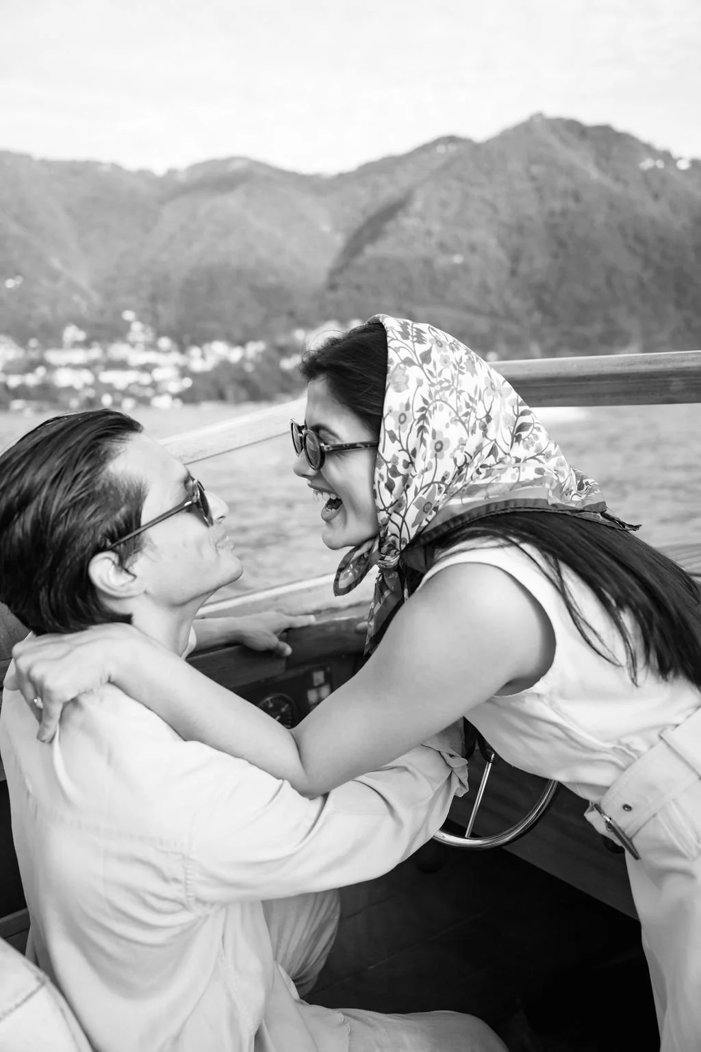 sarapaolucci-couple-laughing-on-a-boat-on-lake-como.jpg