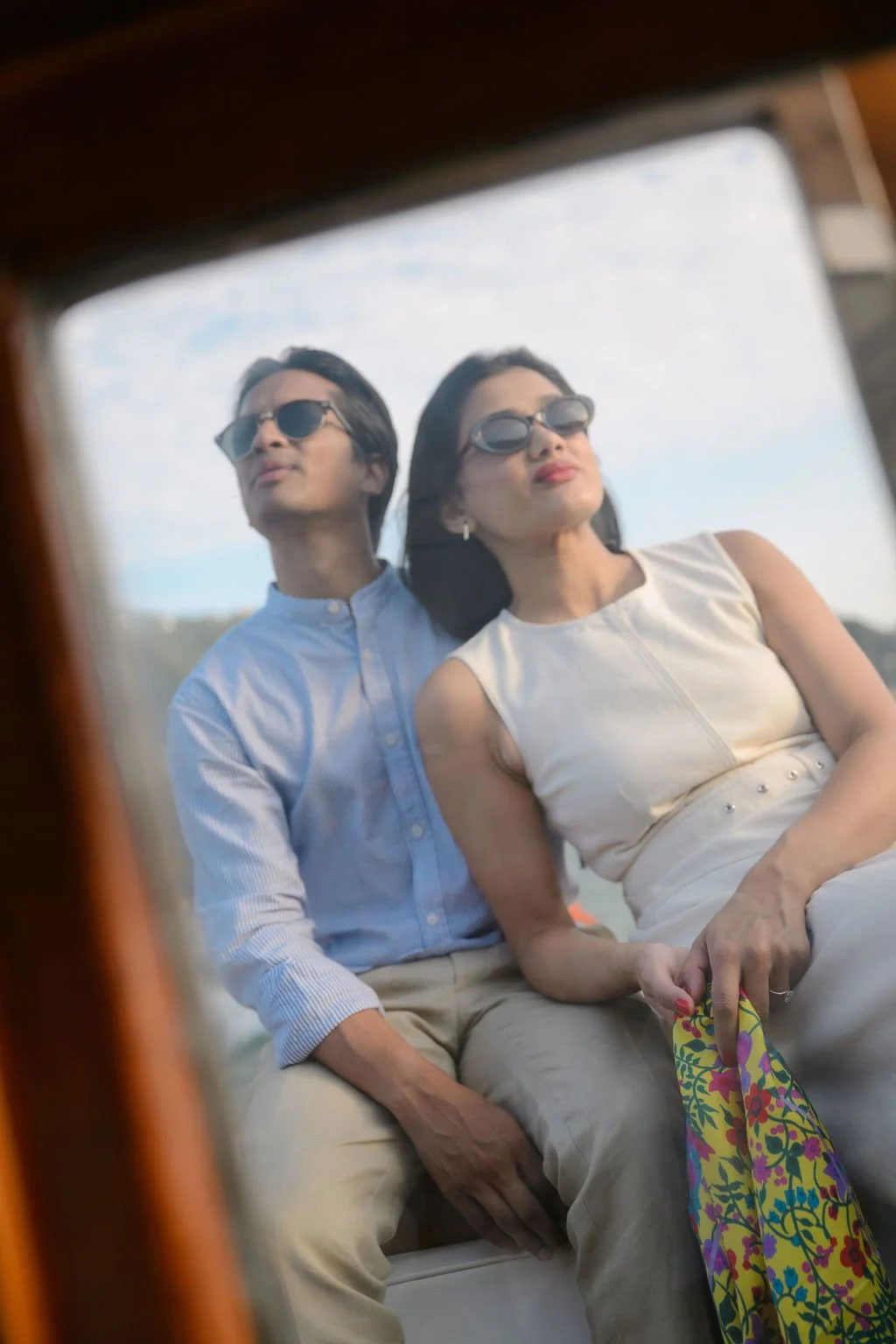 sarapaolucci-couple-portrait-taken-behind-the-glass-of-a-boat.jpg