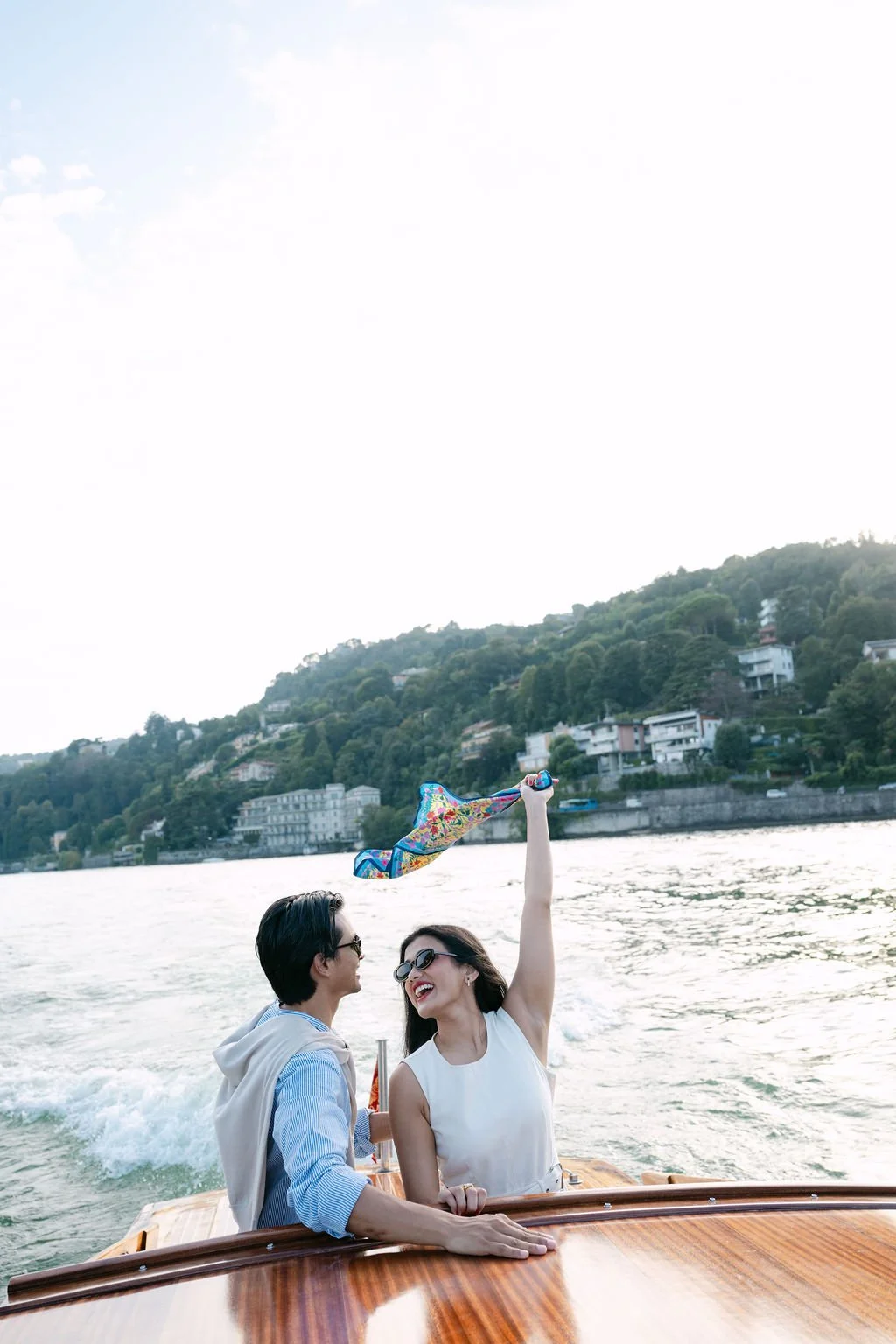 sarapaolucci-couple-having-fun-on-a-boat-trip-on-como-lake.jpg