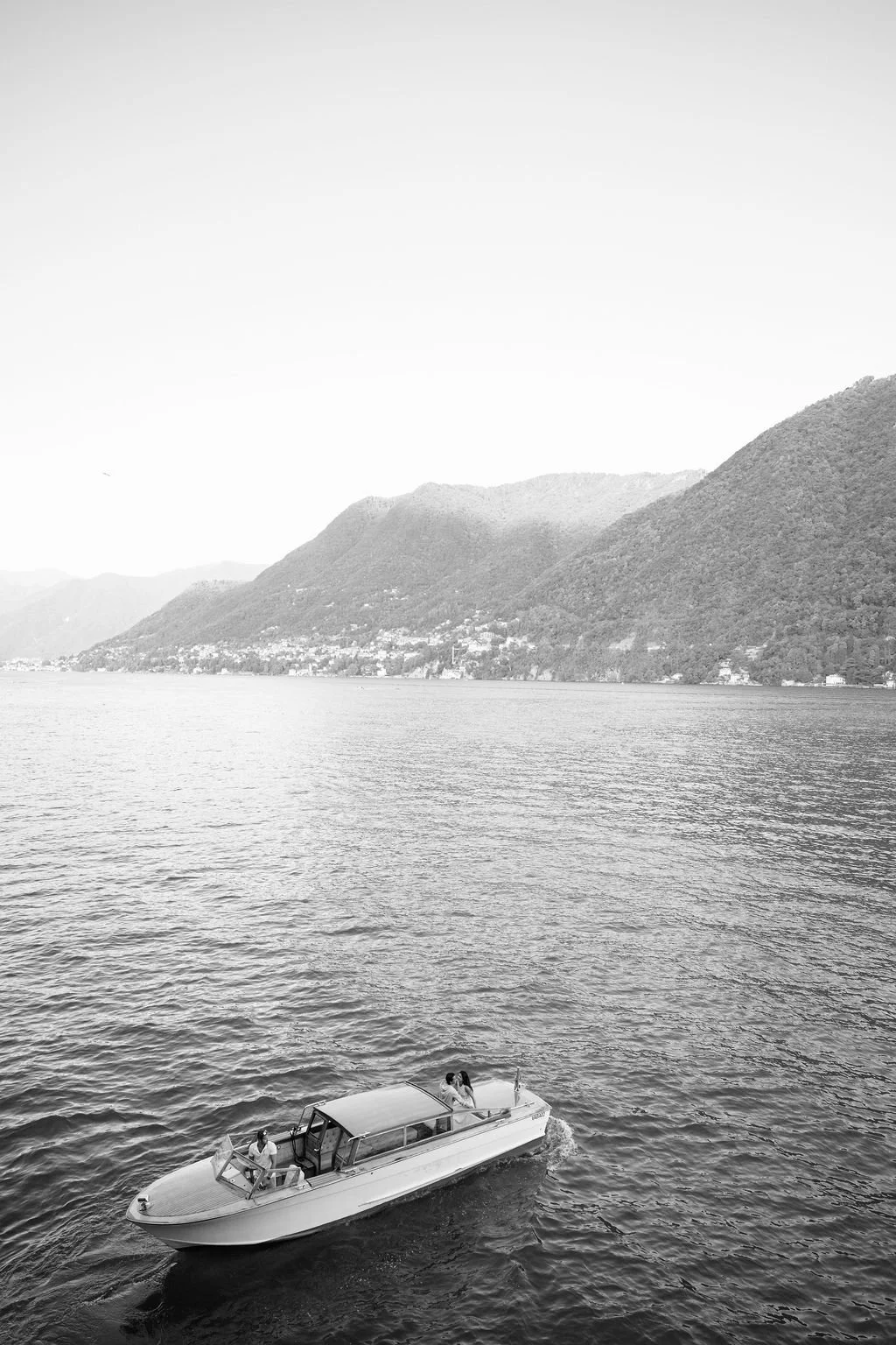 sarapaolucci-couple-on-a-boat-trip-on-como-lake.jpg