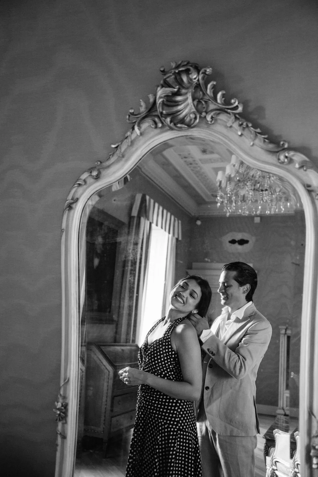 sarapaolucci-couple-portrayed-in-front-of-a-mirror.jpg