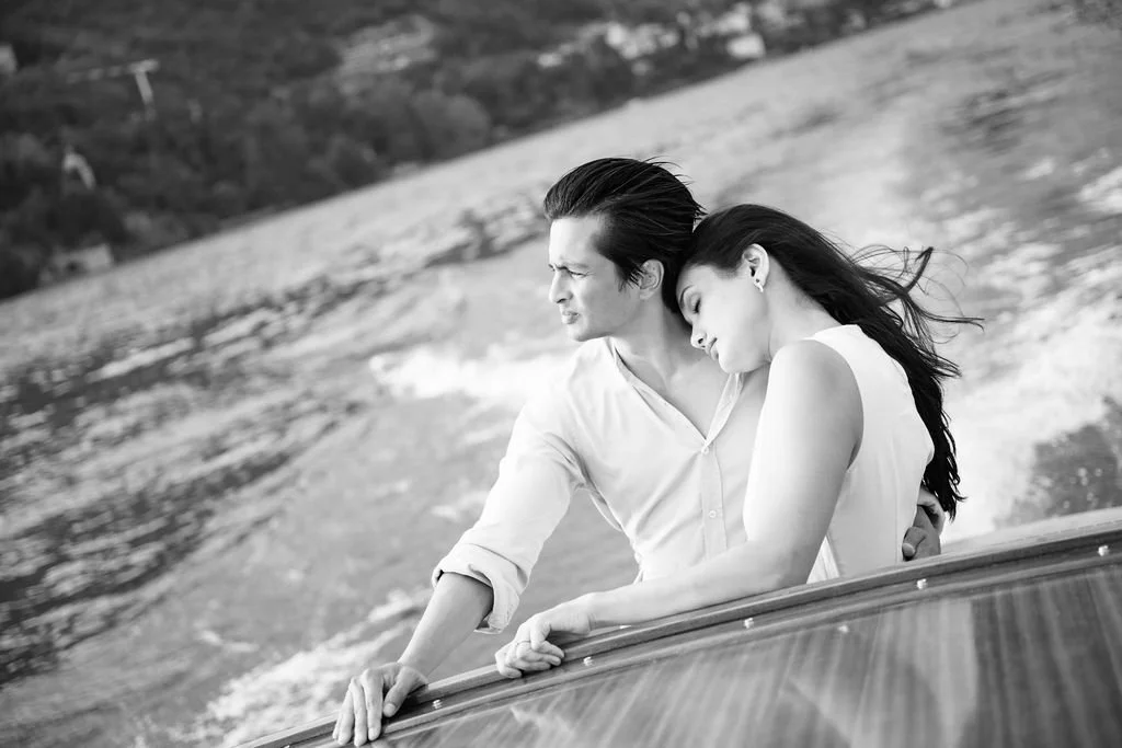sarapaolucci-black-and-white-portrait-of-a-couple-on.a.boat-on-lake-como.jpg