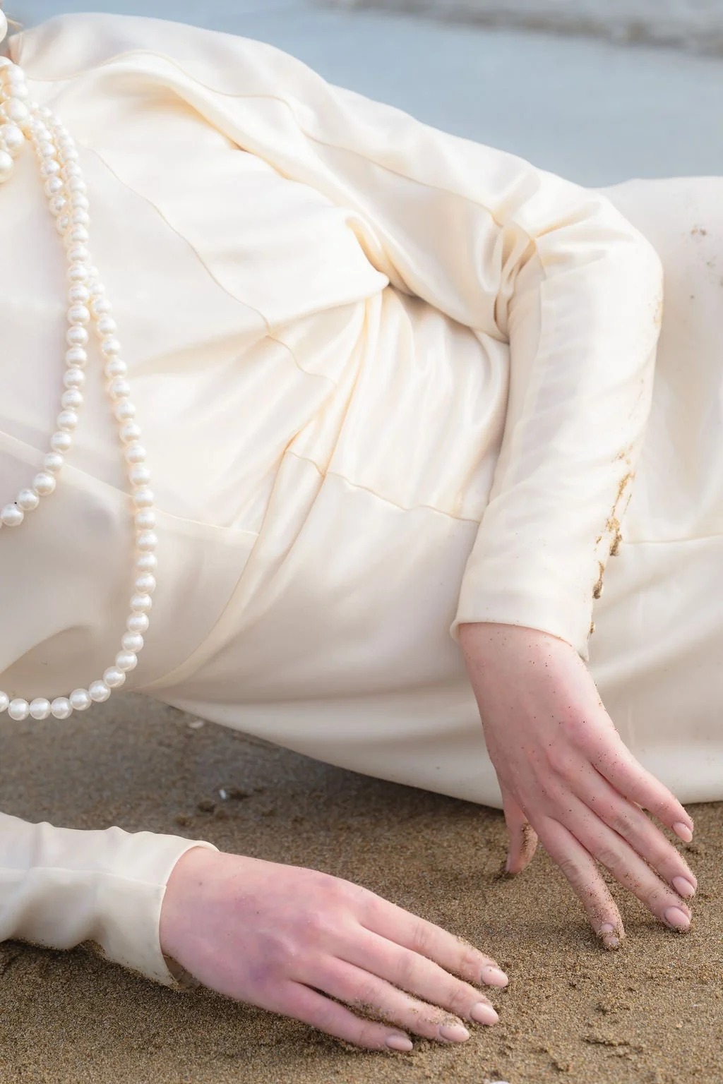 sarapaolucci-bride-touching-the-sand.jpg