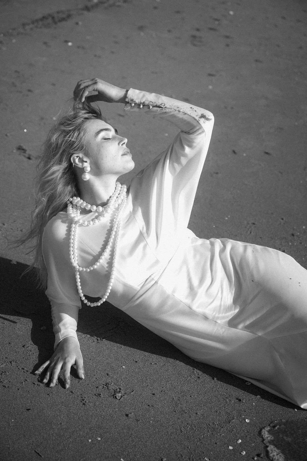 sarapaolucci-bride-laying-on-the-beach.jpg