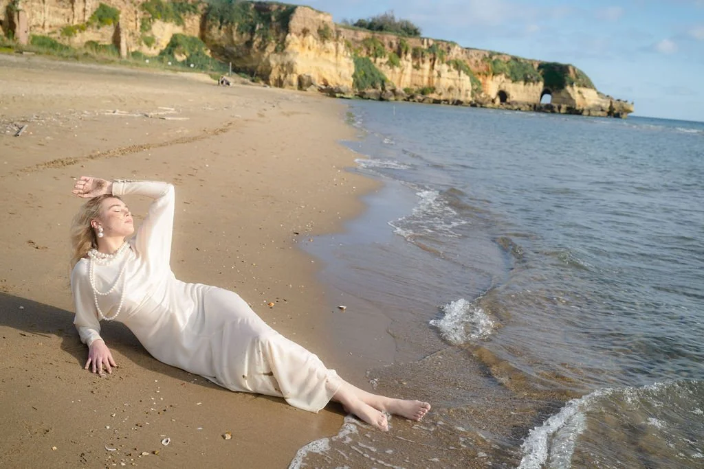 sarapaolucci-bride-laying-on-the-beach-in-Anzio.jpg