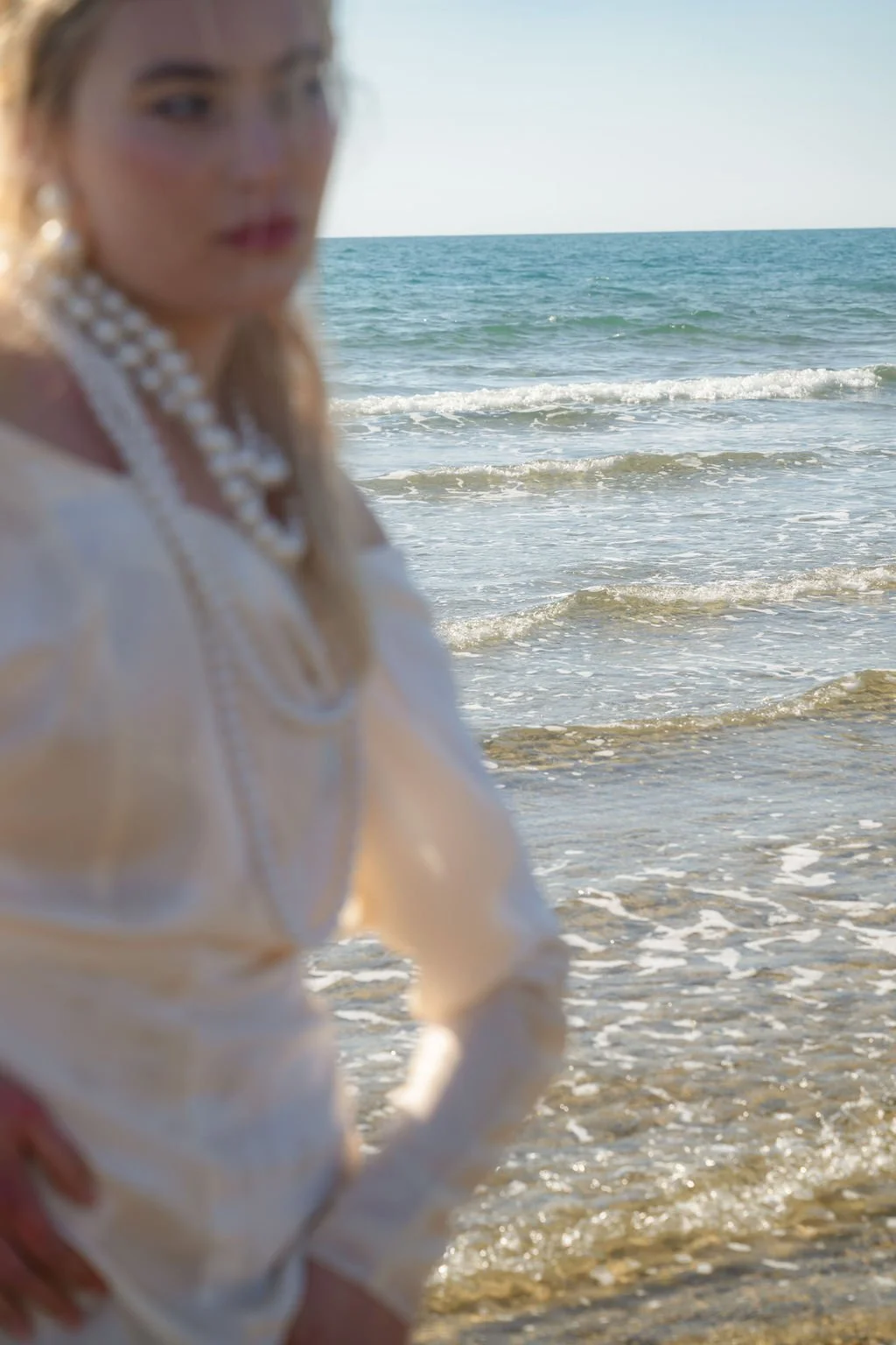 sarapaolucci-out-of-focus-bride-portrait-with-the-sea-on-the-background.jpg