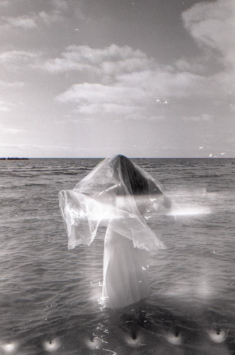 sarapaolucci-bride-portrait-on-film-at-the-beach.jpg