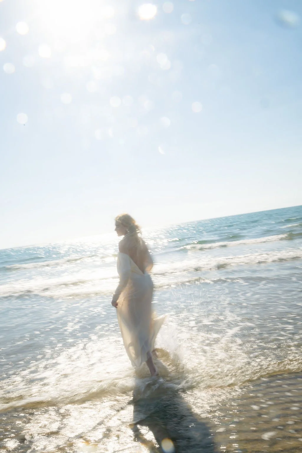 sarapaolucci-backlit-photo-of-bride-running-in-the-water.jpg