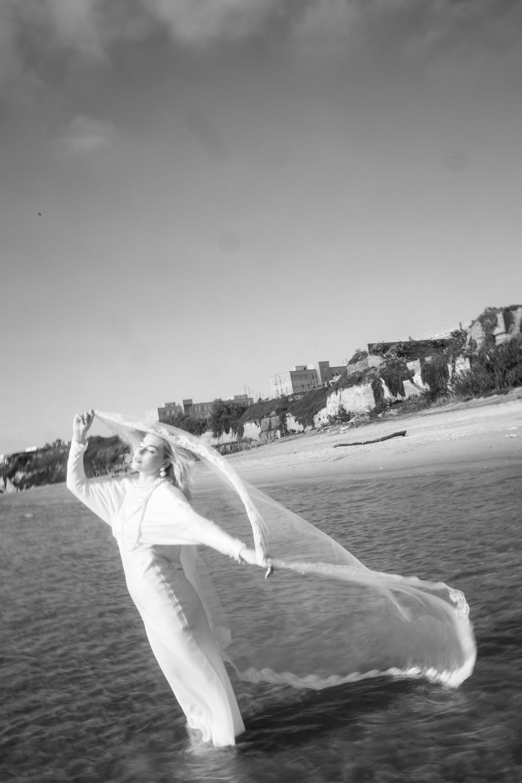 sarapaolucci-balck-and-white-photo-of-bride-playing-with-her-veil-playing-with-the-wind.jpg