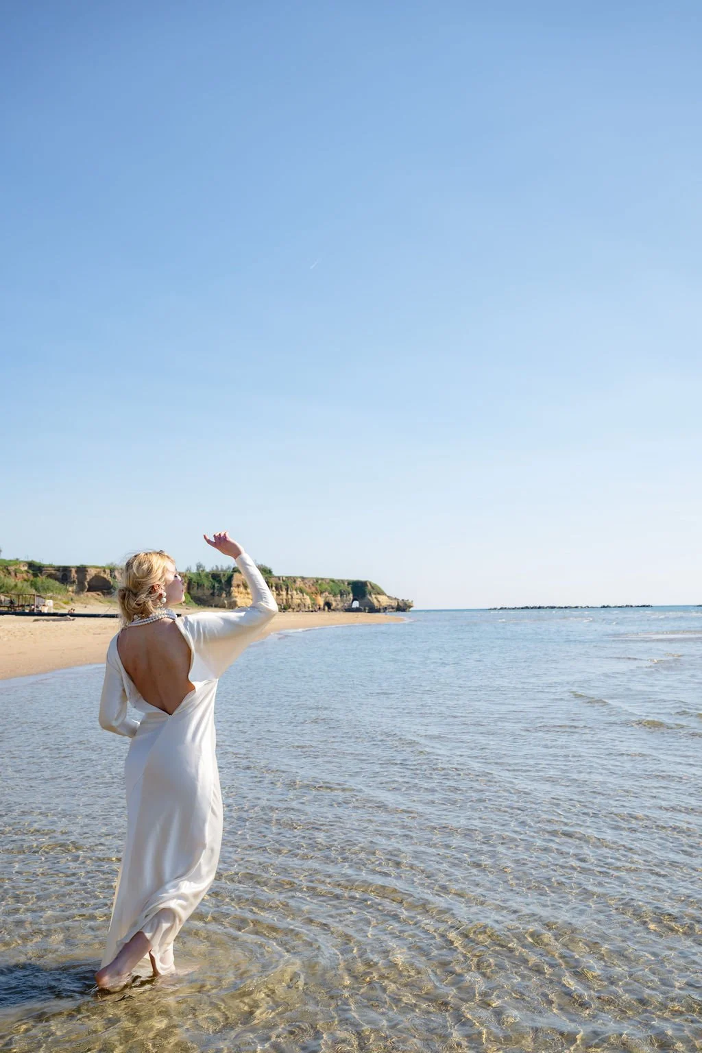 sarapaolucci-bride-blindend.by-the-stron-sun.light-at-the-beach.jpg