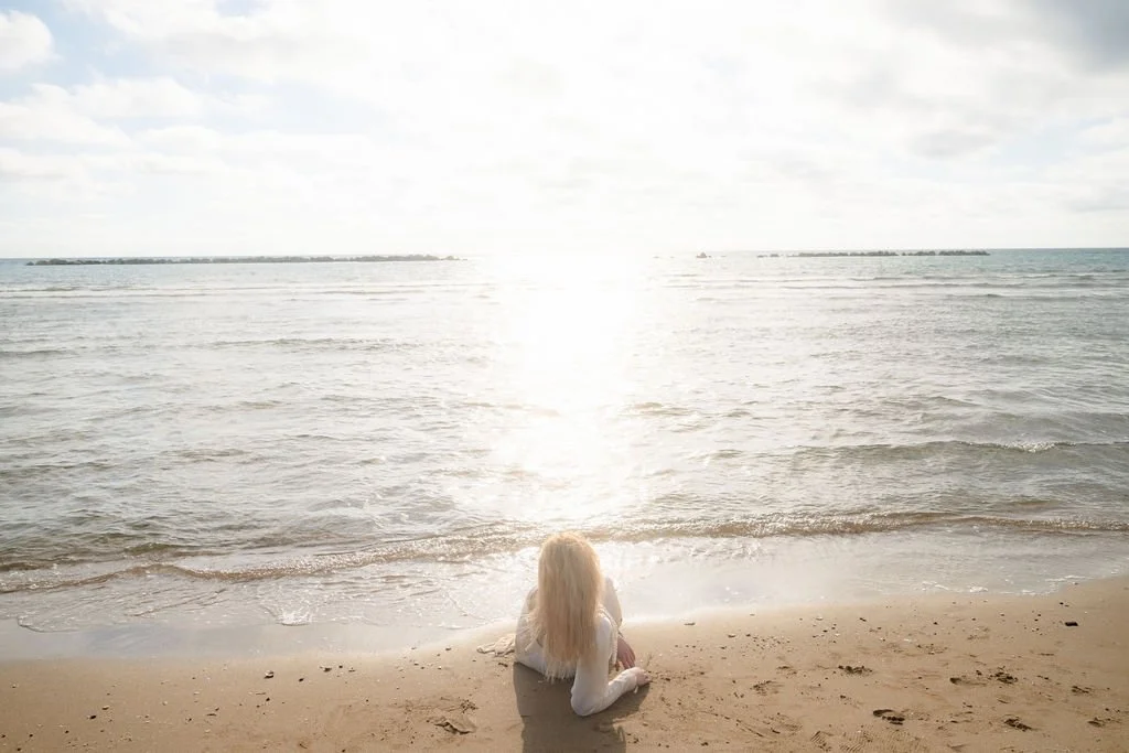 sarapaolucci-bride-lying-on-the-beach-on-sunset.jpg