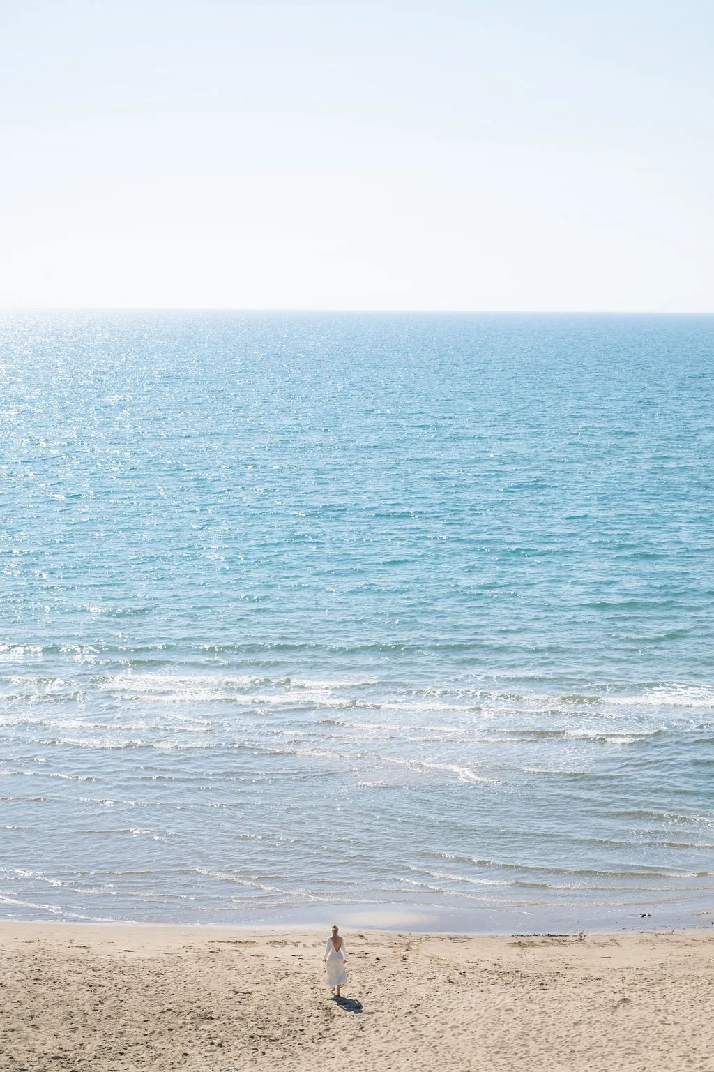 sarapaolucci-bride-at-the-beach-from-far-away.jpg