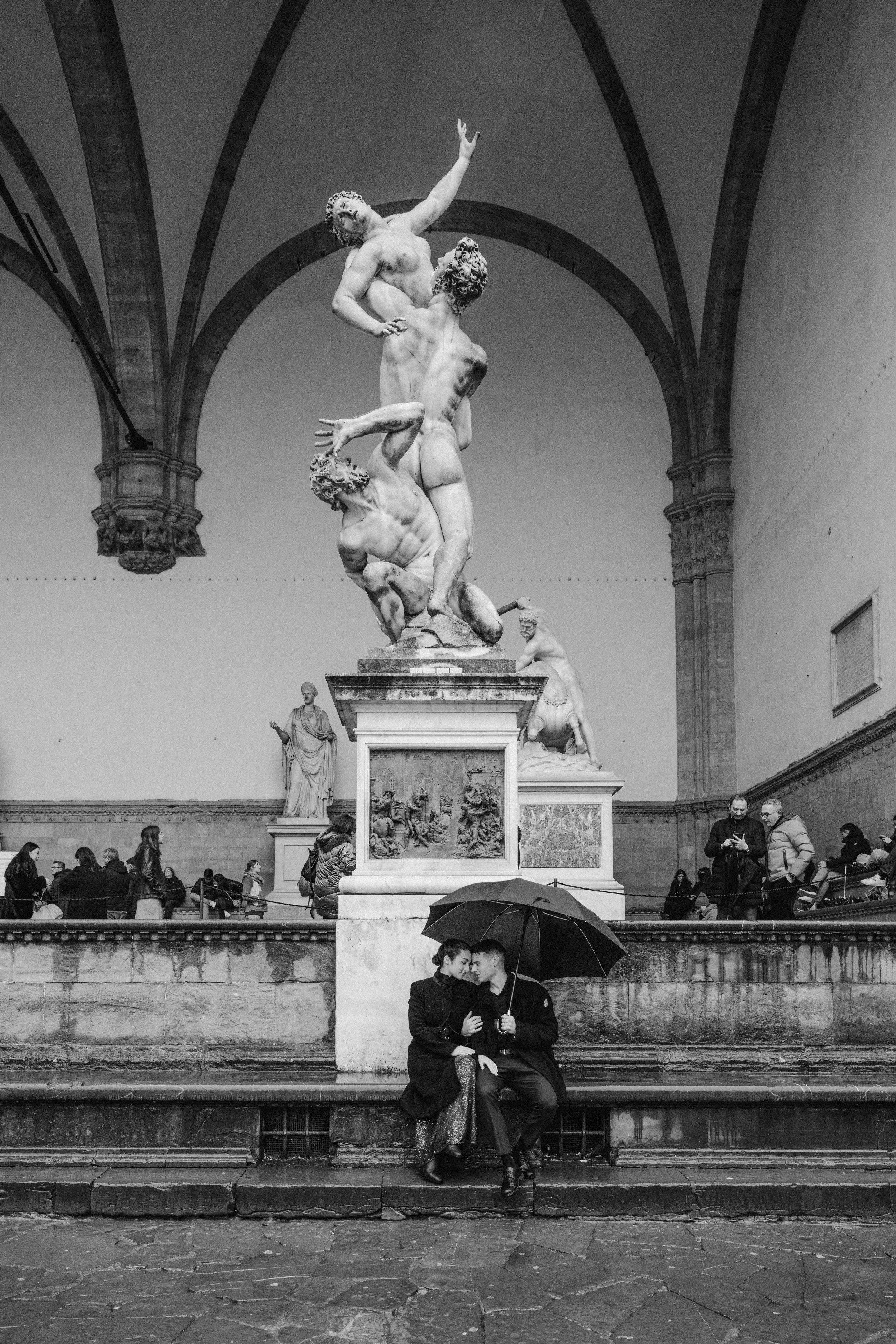 sarapaolucci-couple-sitting-at-piazzale-signoria-florence.jpg