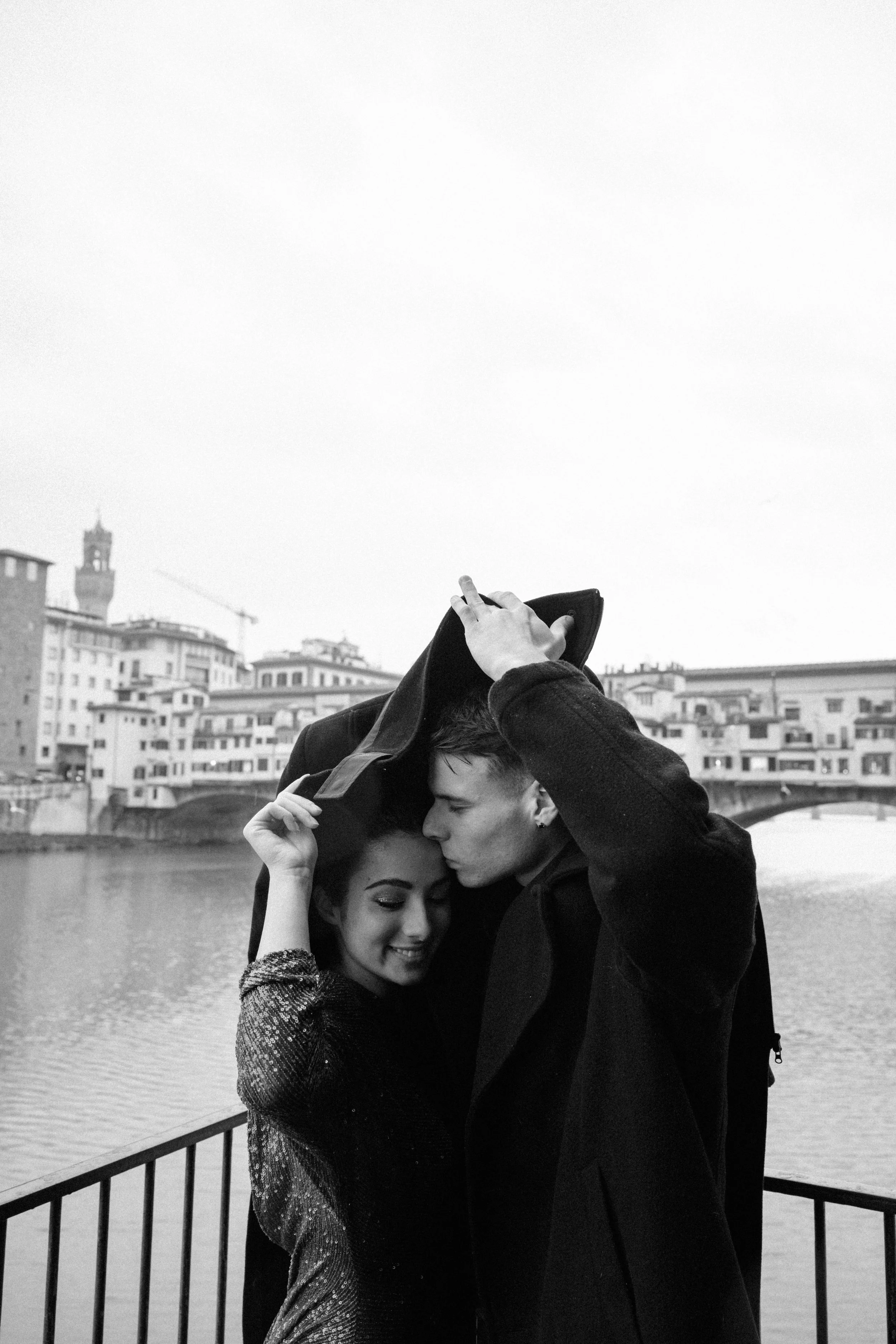 sarapaolucci-couple-kissing-under-a-coat.jpg
