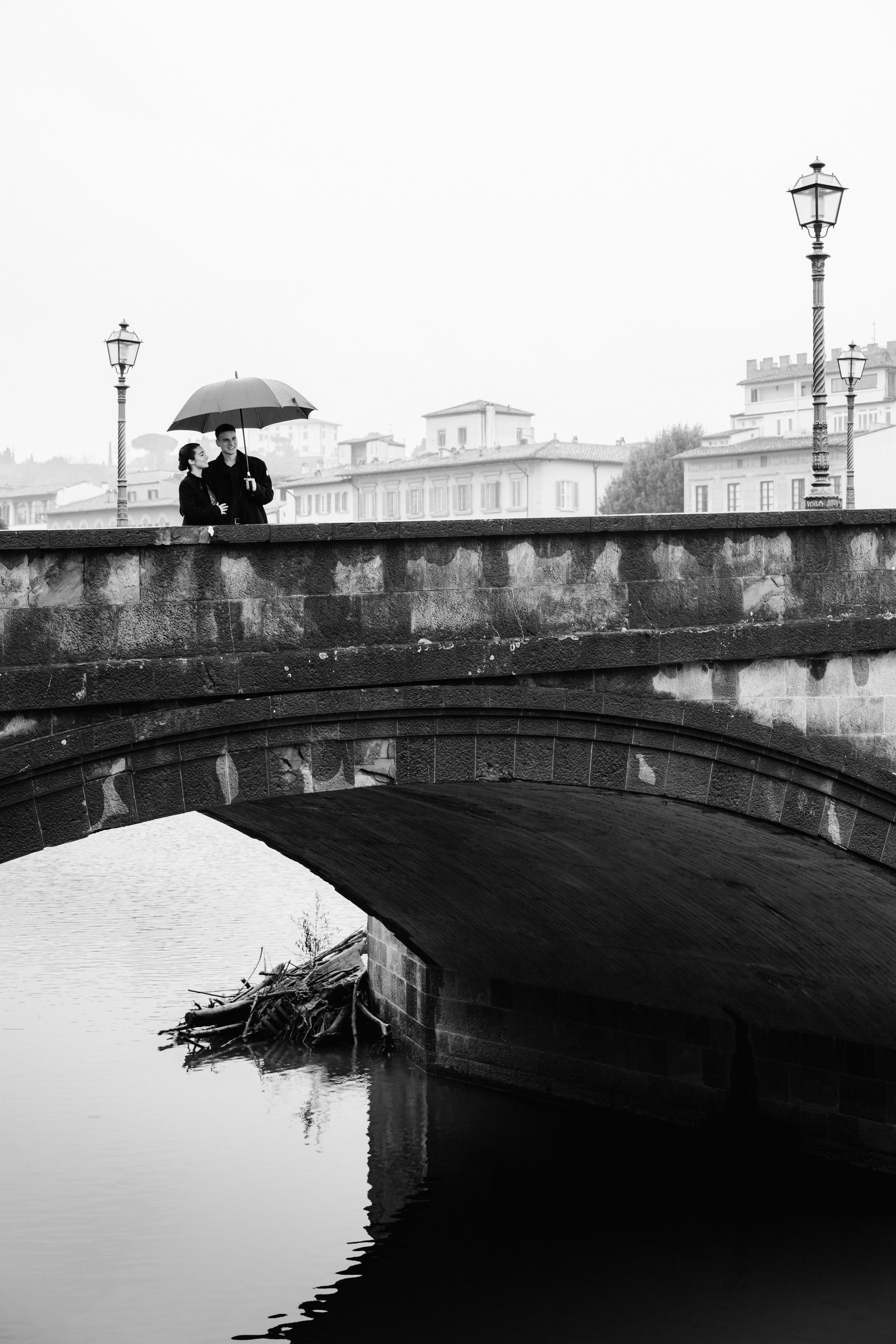 sarapaolucci-couple-walking-on-a-bridge-in-florence.jpg