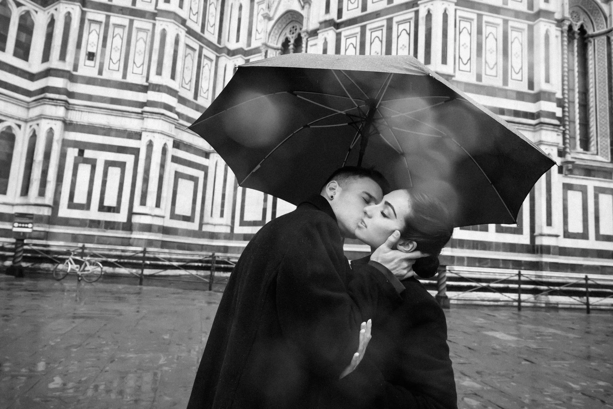 sarapaolucci-couple-kissing-under-the-rain-in-Florence.jpg
