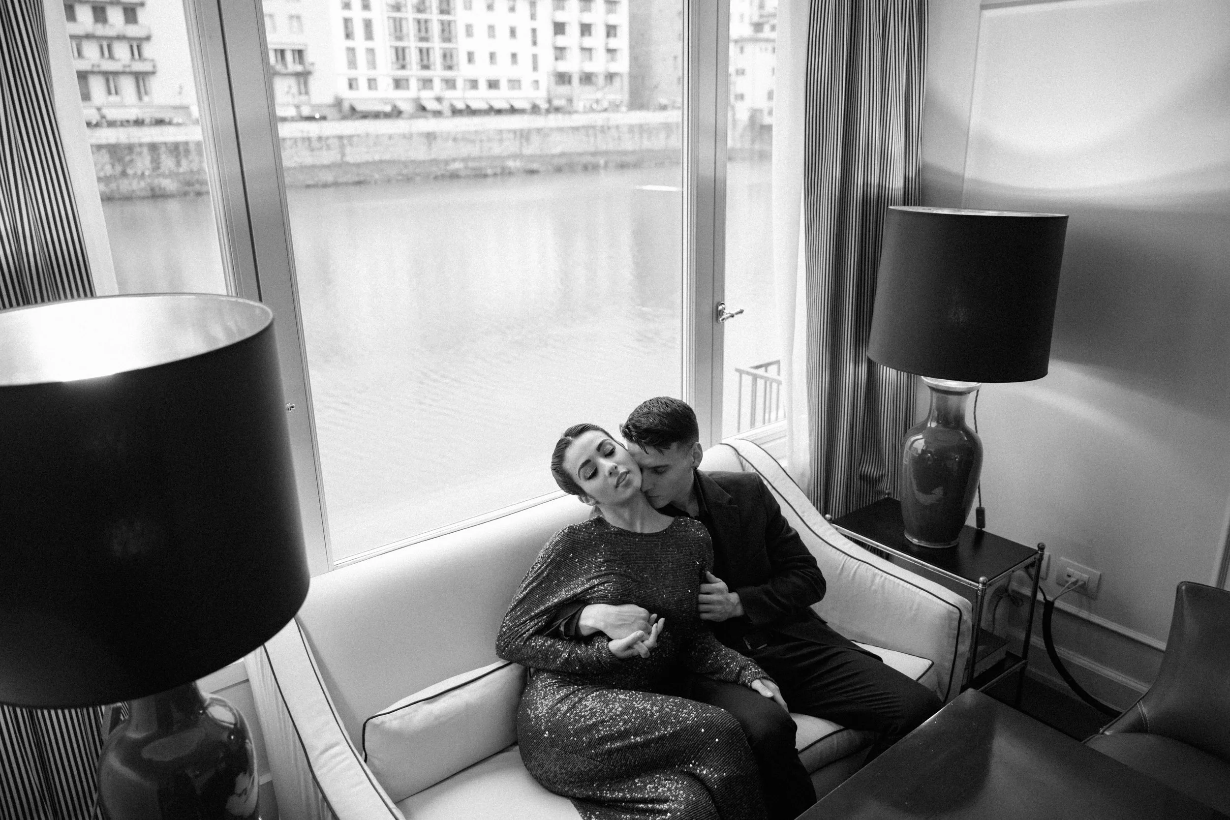 sarapaolucci-couple-kissing-at-hotel-lungarno-florence.jpg