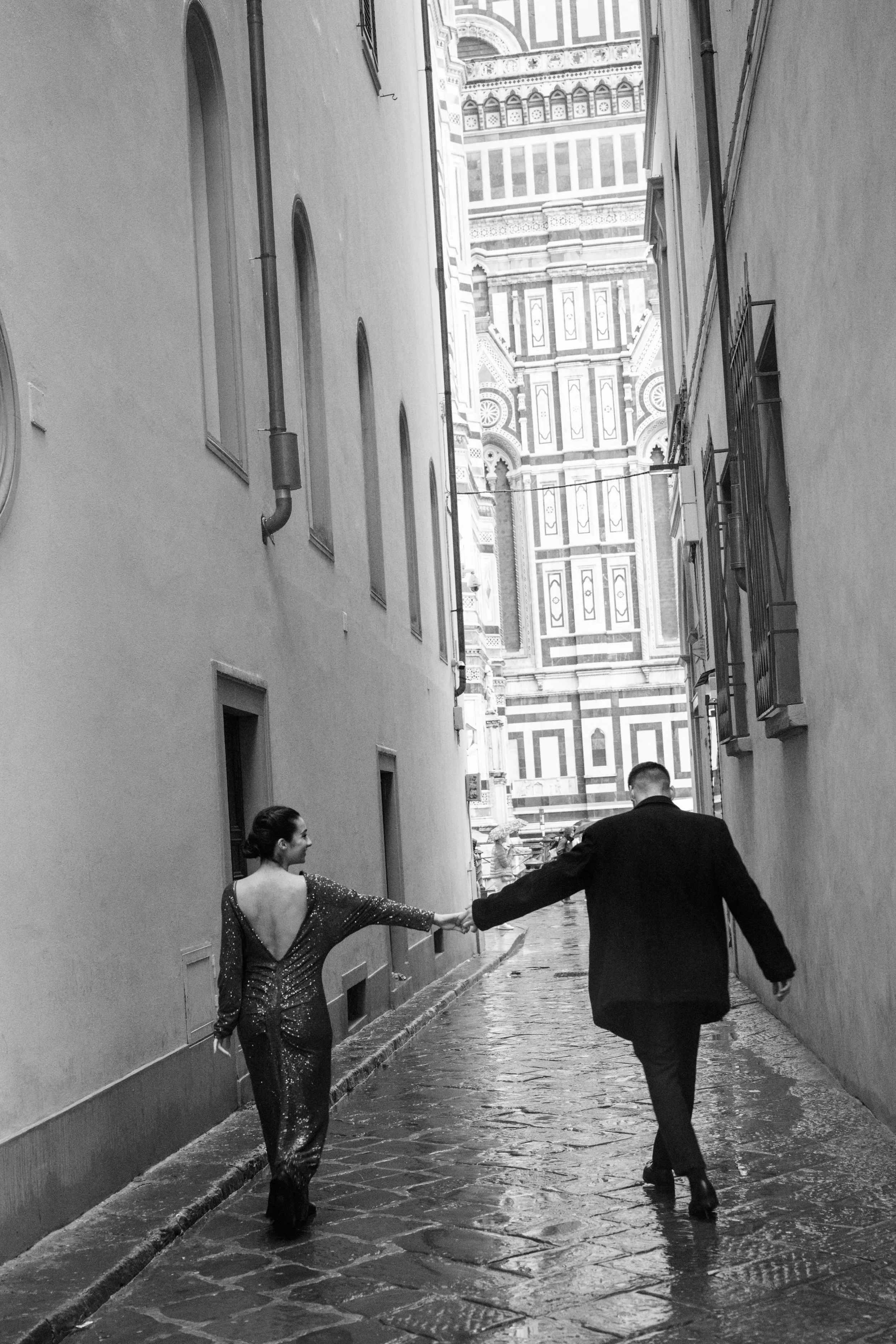 sarapaolucci-couple-holding-hands-and-walking-in-Florence.jpg