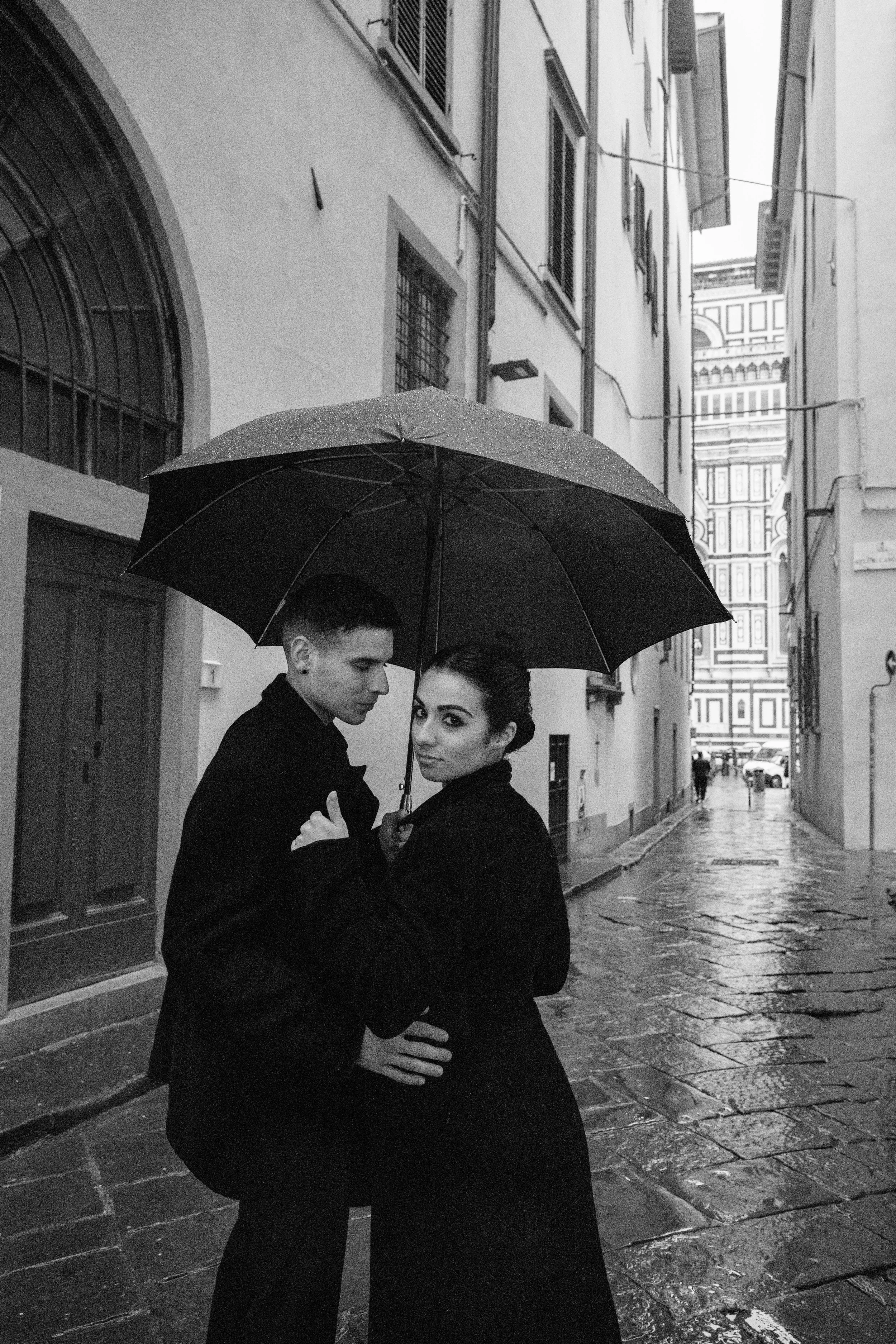 sarapaolucci-couple-portrayed-under-the-umbrella-with-florence-on-the-beackground.jpg
