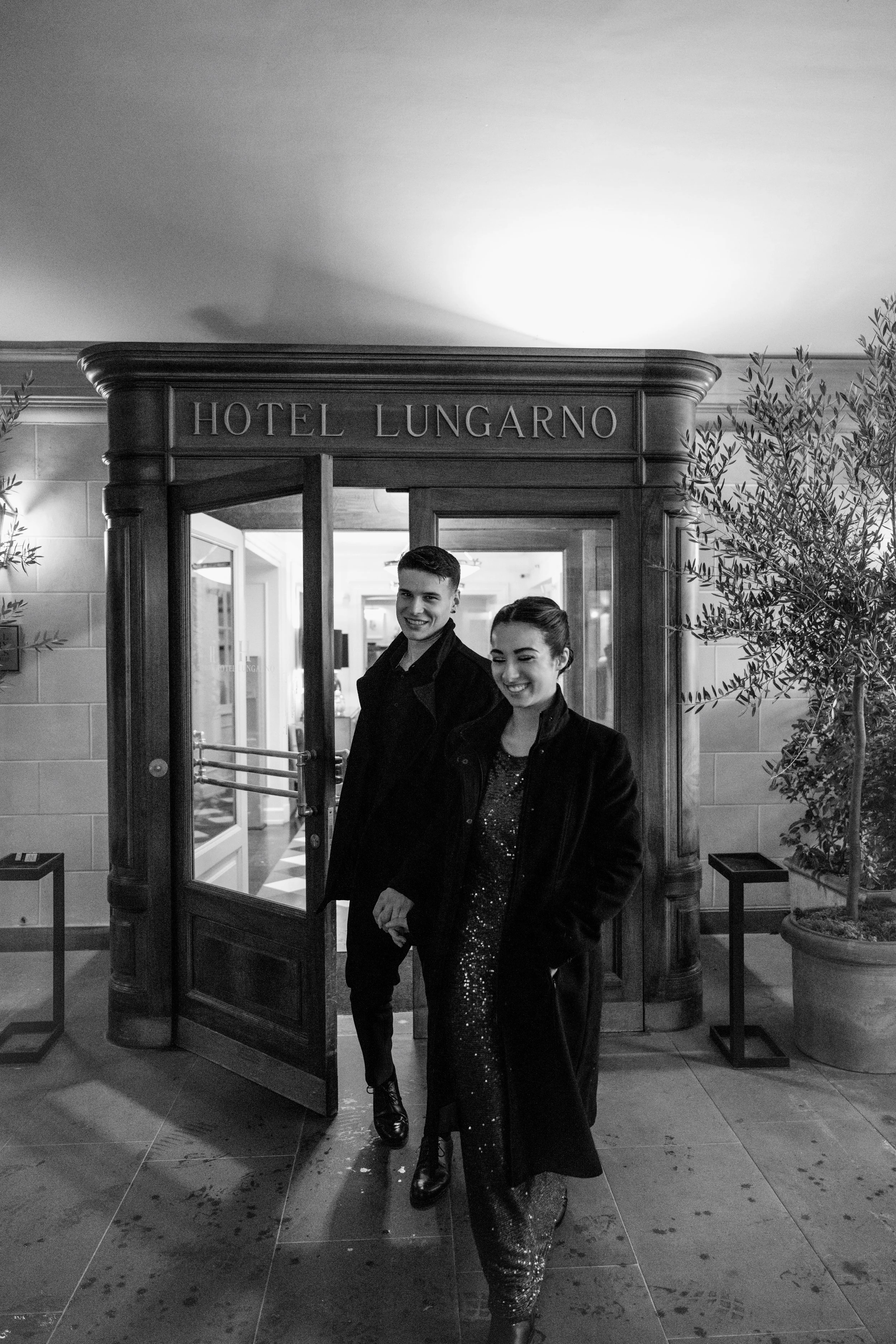 sarapaolucci-couple-getting-out-of-hotel-lungarno-florence.jpg