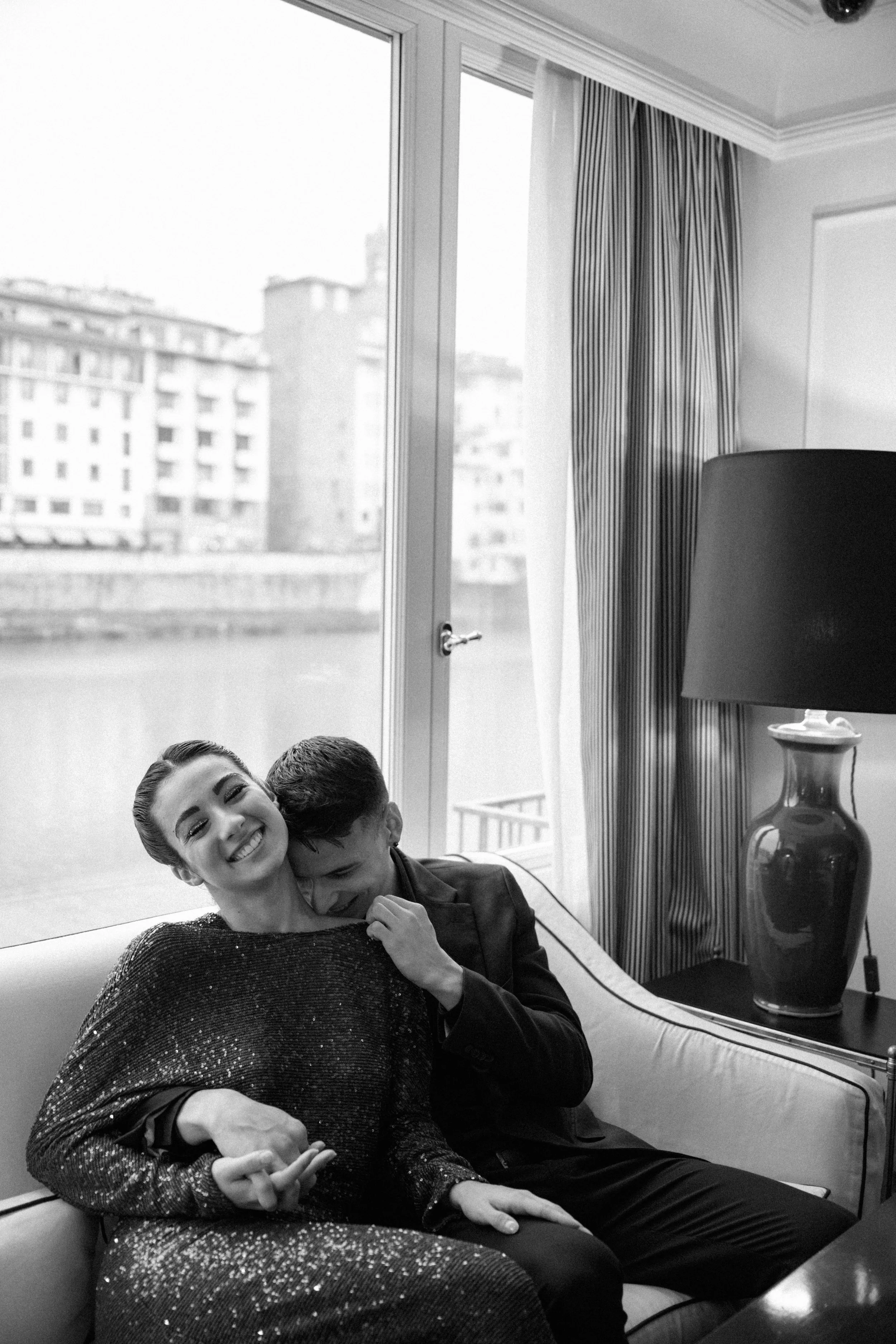 sarapaolucci-couple-having-fun-inside-hotel-lungarno-florence.jpg
