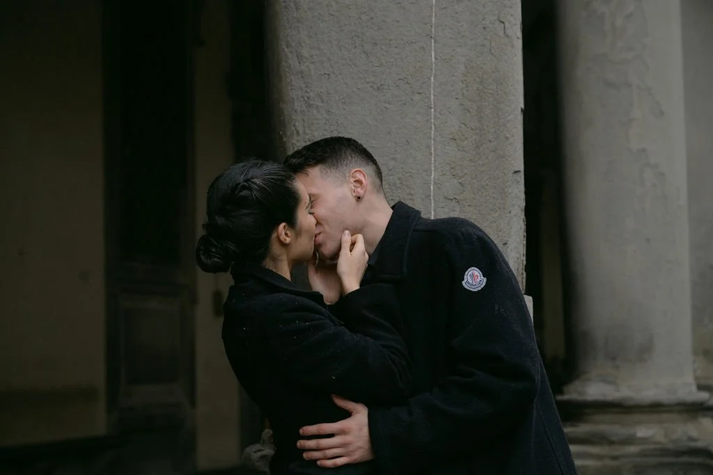 sarapaolucci-couple-kissing-in-florence.jpg