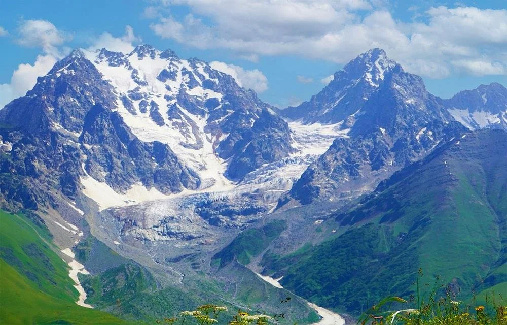 Hoge bergen van de Kaukasus in Georgië