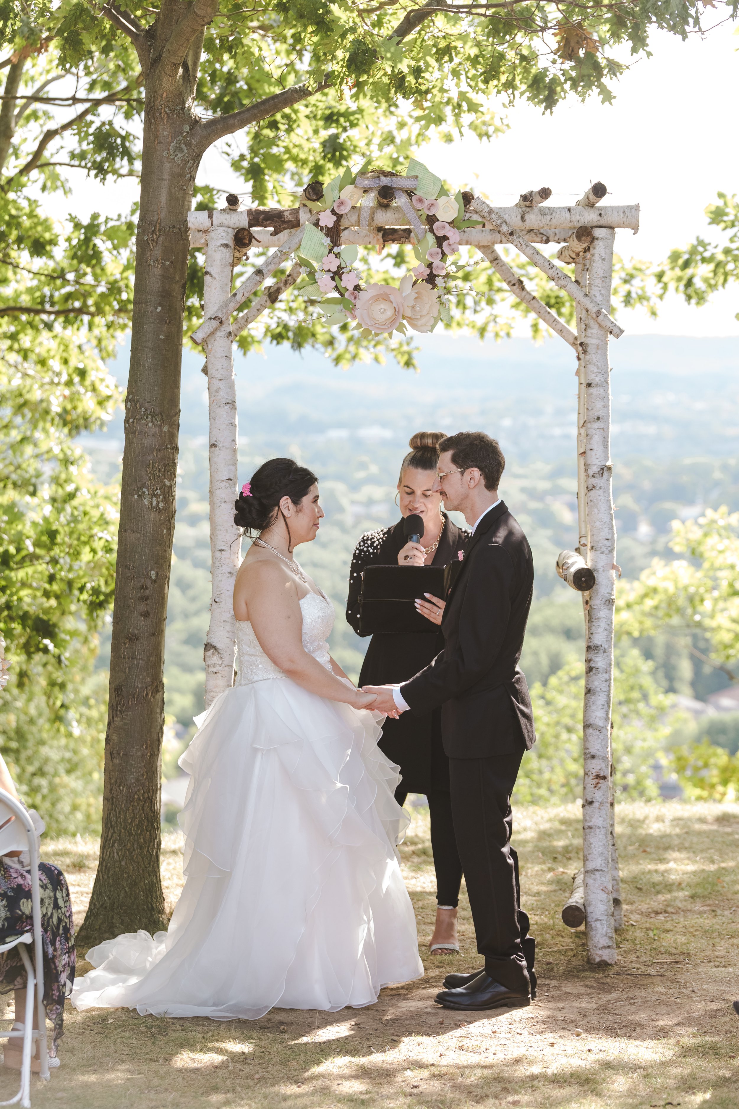 bride-and-groom-zoom-in-at-altar-fedora-media.jpg