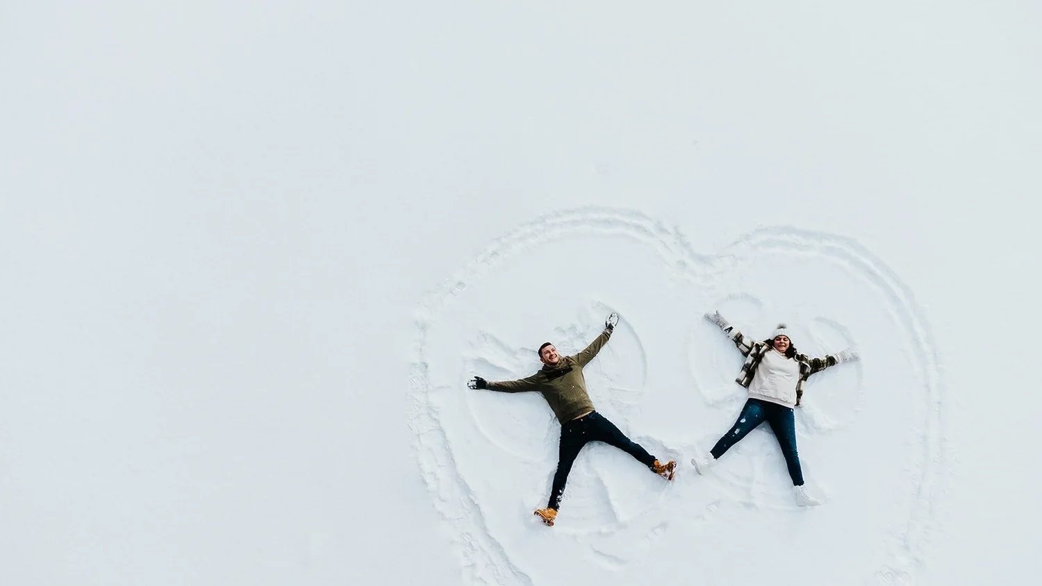The Ultimate Guide to Winter Engagement Photoshoots