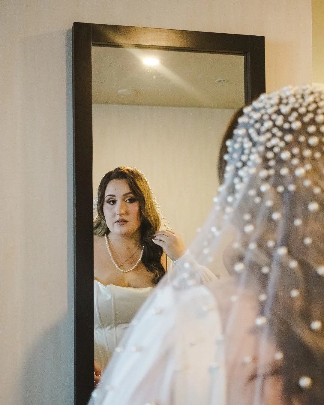 There&rsquo;s a quiet elegance to a pearl veil in the winter. Soft light, delicate details, and a timeless beauty that feels even more striking against the season&rsquo;s calm, just like Katarina&rsquo;s veil.

It&rsquo;s proof that the smallest deta