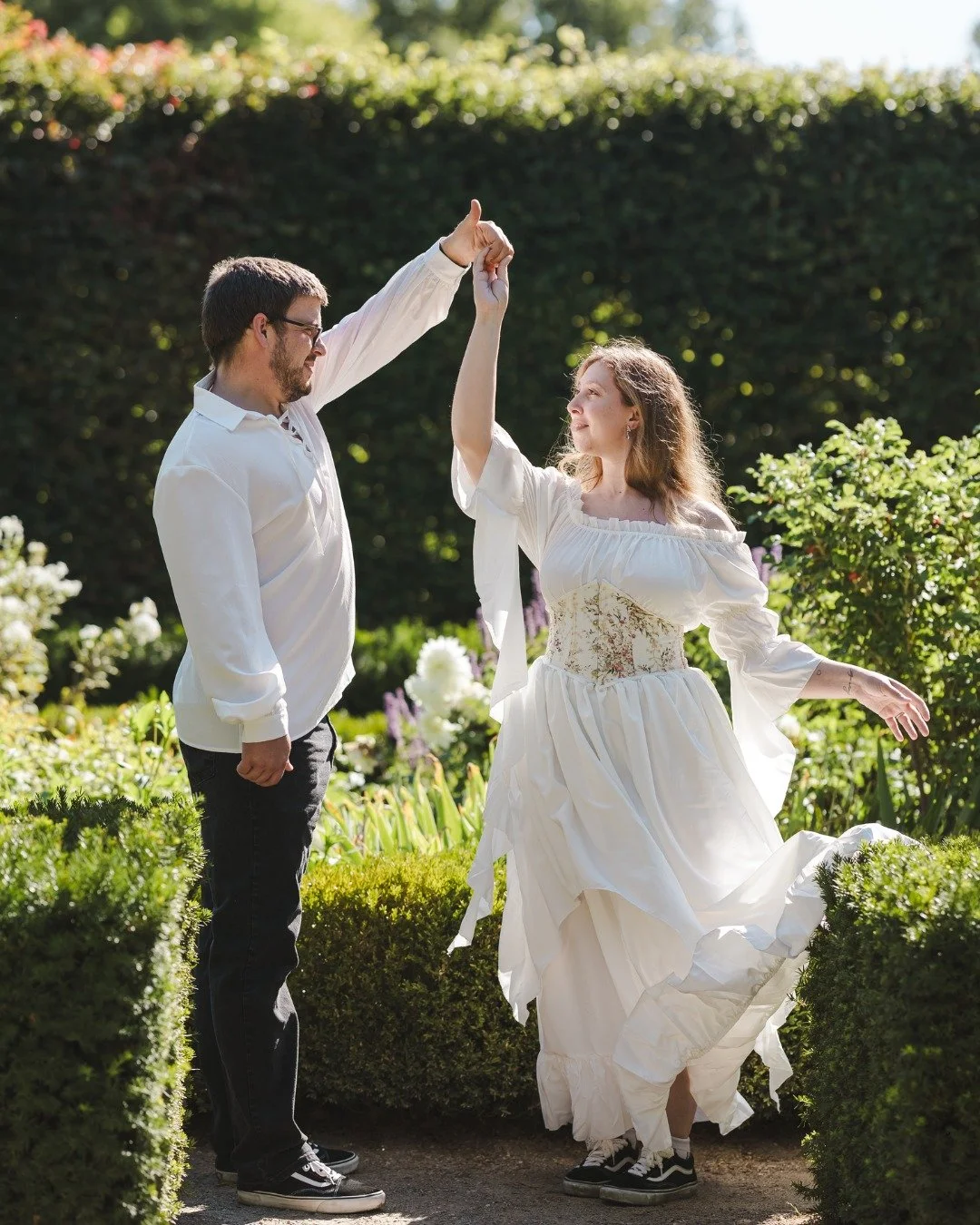 You can almost feel the warmer weather through these photos.
Kayla &amp; Sam&rsquo;s anniversary session was filled with golden light, easy laughter, and that summer feeling we&rsquo;ve all been waiting for. Moments like these are a perfect reminder 
