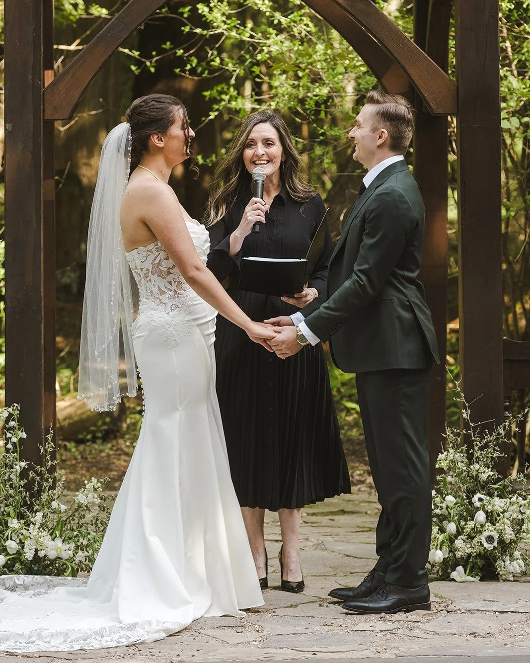 Let&rsquo;s be real: no one wants a chaotic wedding day where guests are wandering around confused.

Enter your new wedding day MVP: your officiant!

Announcer," we&rsquo;re diving into how letting your officiant guide the crowd can completely t