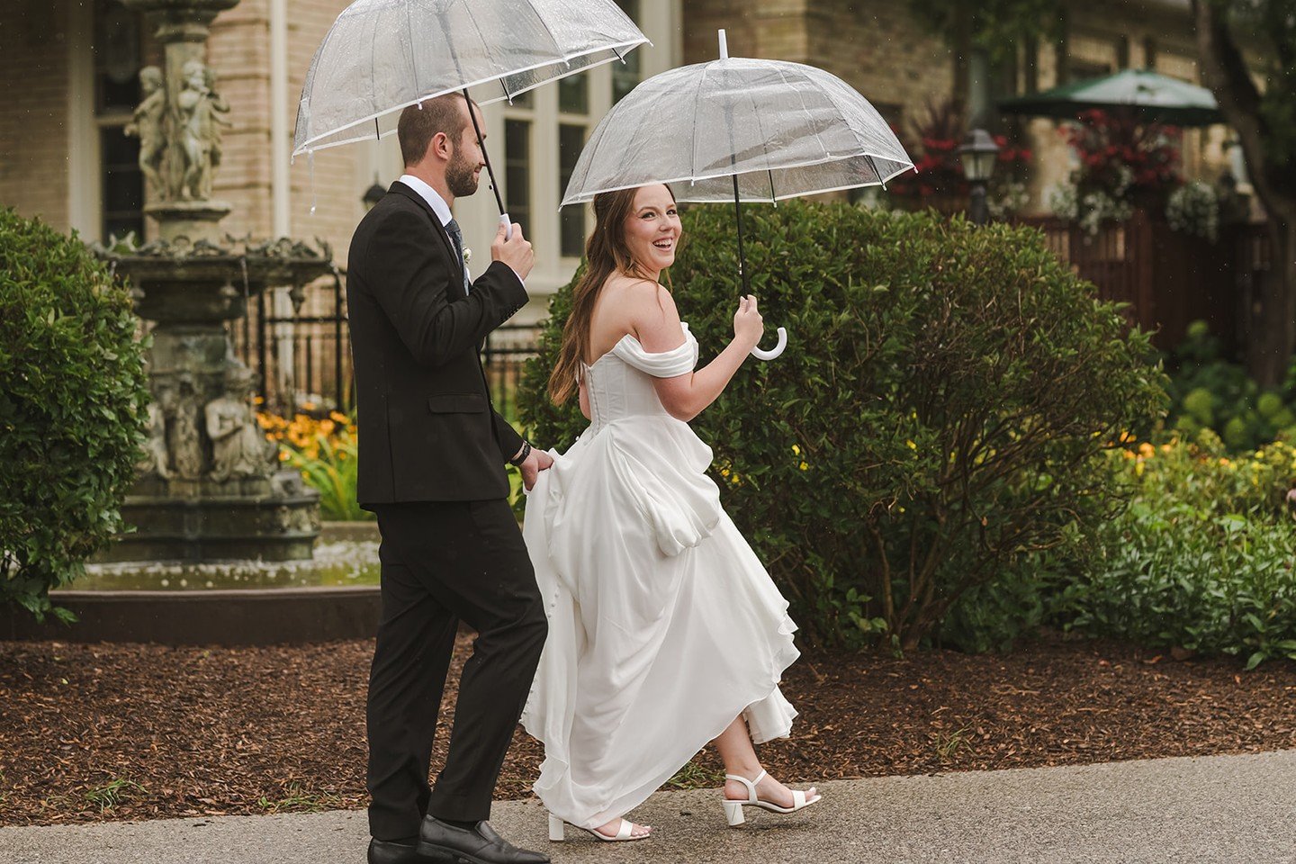 This sweet rainy-day candid says it all: love shines through in every moment. Jessica&rsquo;s beautiful wedding photo is our wedding photo of the Month! 🌧️🤍

#WeddingPhotoOfTheMonth #WeddingPhotography #CandidWeddingMoments #RainyDayLove #WeddingIn