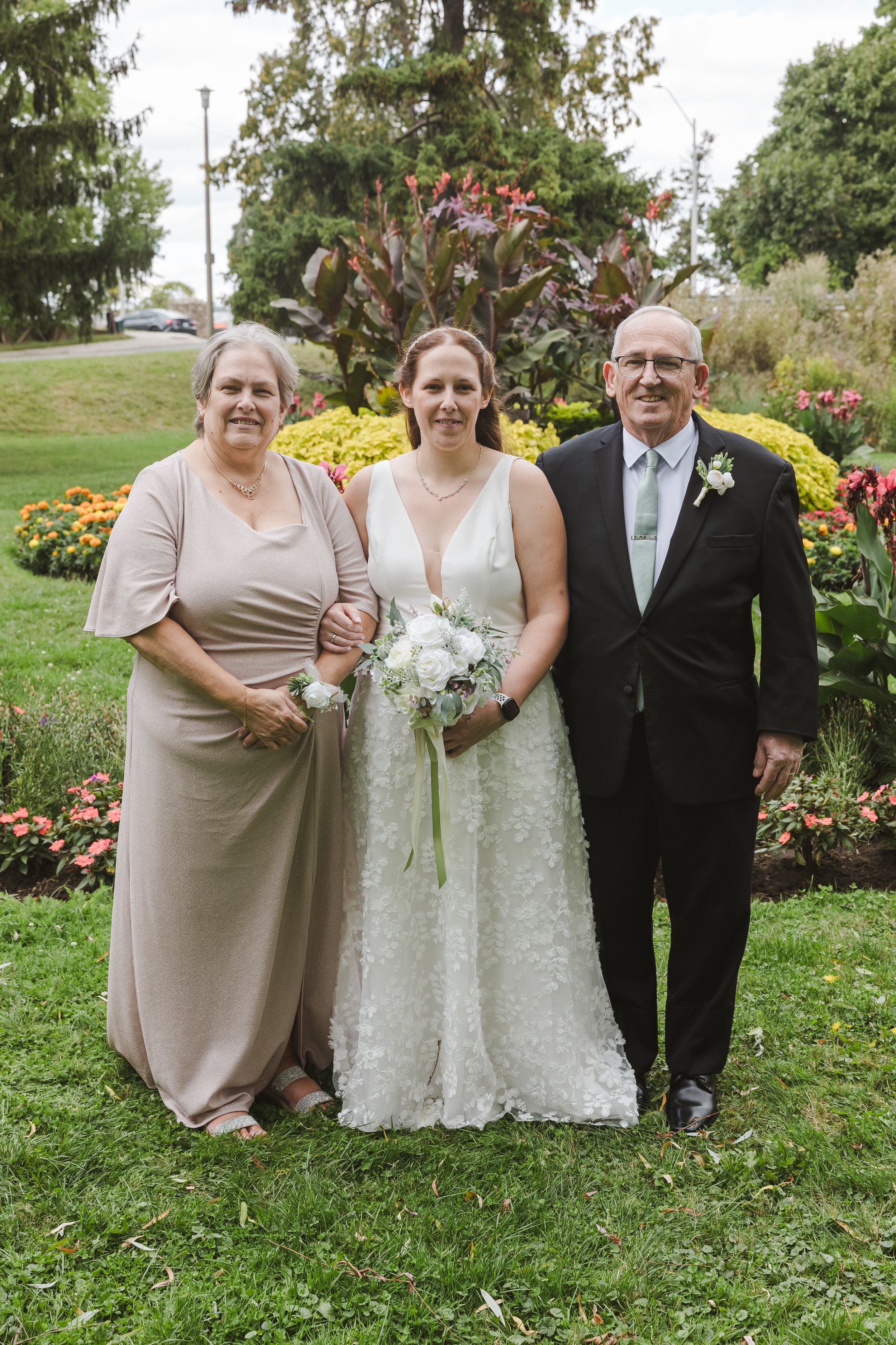 bride-with-family-newfoundlandclub-cambridge-ontario.jpg