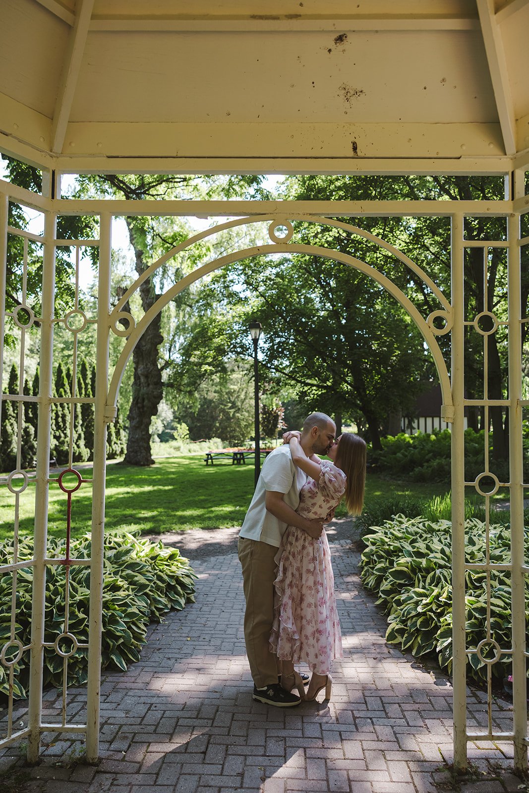 Couple kiss in archway  Ontario Engagement  Fedora Media.jpg
