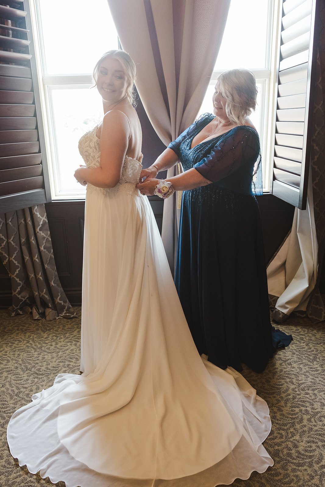 Mom helping bride into wedding dress  Arlington Hotel  River's Edge  Paris, ON  Fedora media.jpg