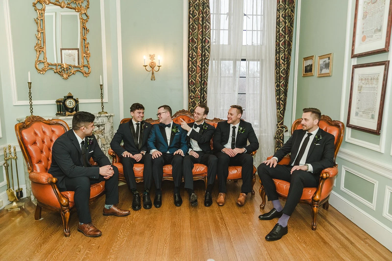 groom-and-groomsmen-siutting-on-leather-chairs-fedora-media.jpg