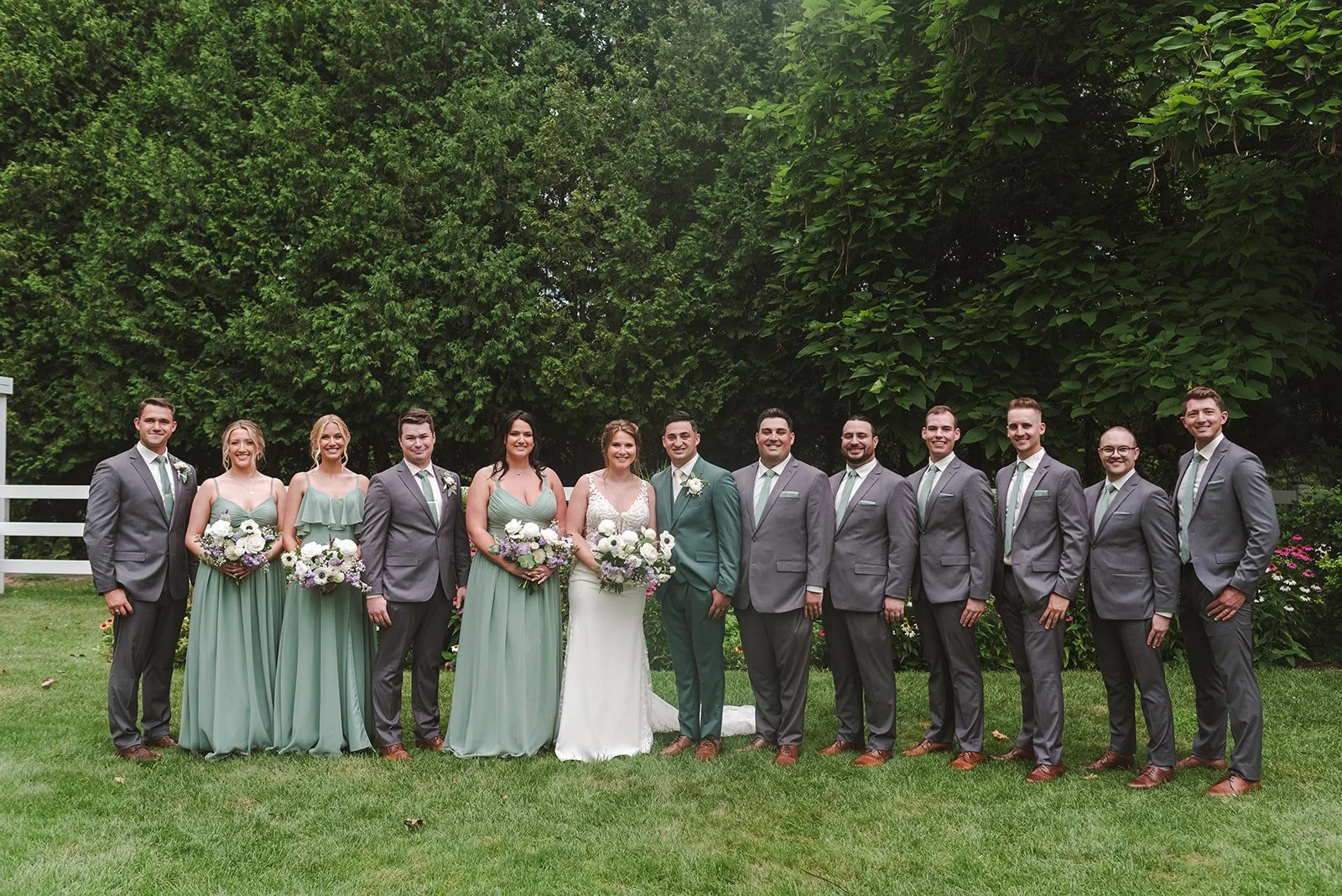 Bride and groom with full wedding party  Springfield Golf & Country Club  Fedora Media.jpg