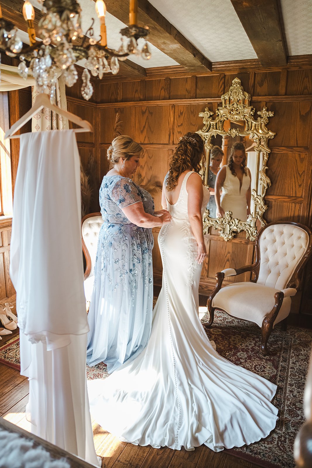 Mother of the bride helping with dress  Erin Estates  Fedora Media.jpg