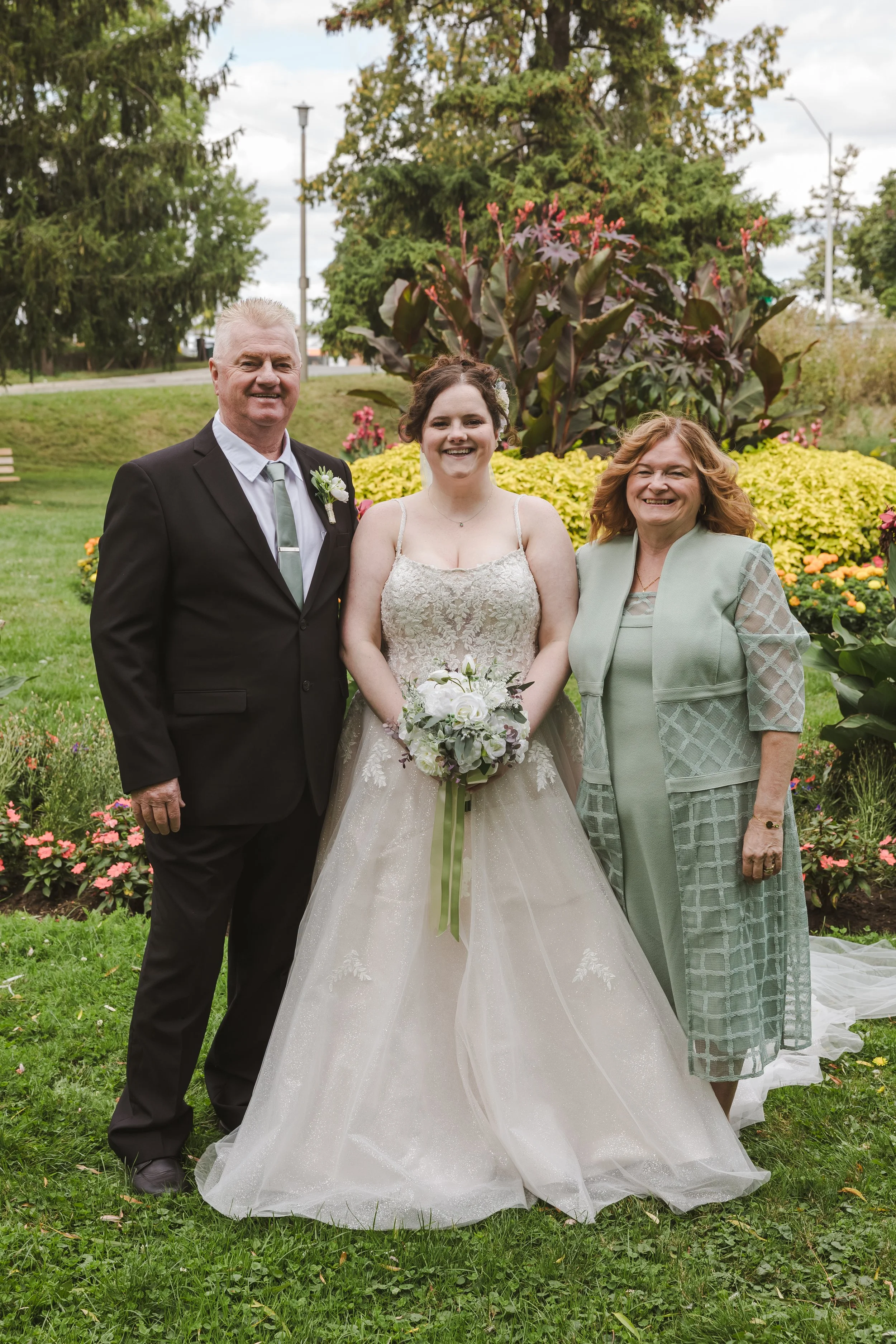 family-with-the-bride-newfoundlandclub-cambridge-ontario.jpg