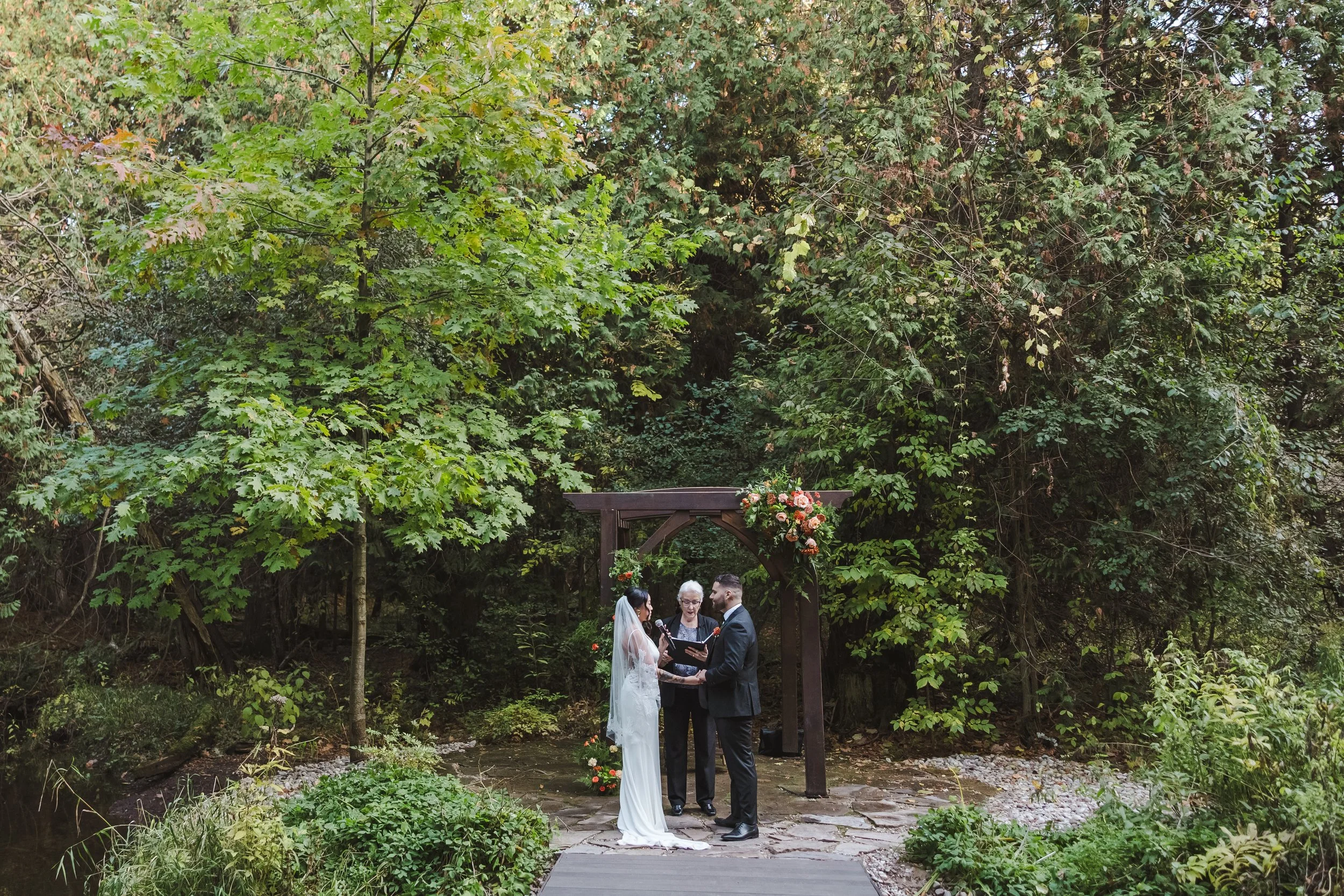 bride-and-groom-under-wooden-alter-fedora-media.jpg