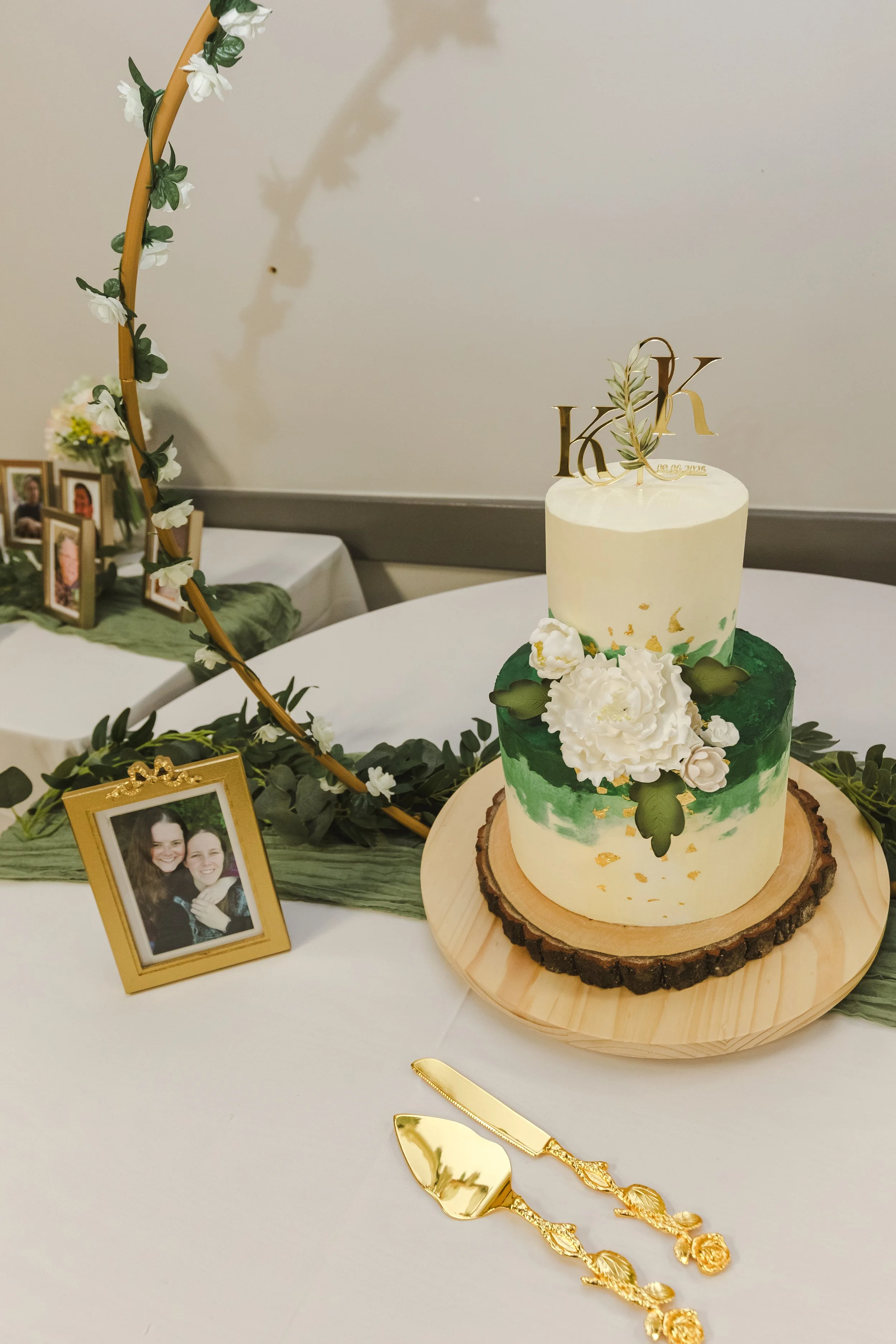 wedding-cake-green-white-gold-newfoundlandclub-cambridge-ontario.jpg