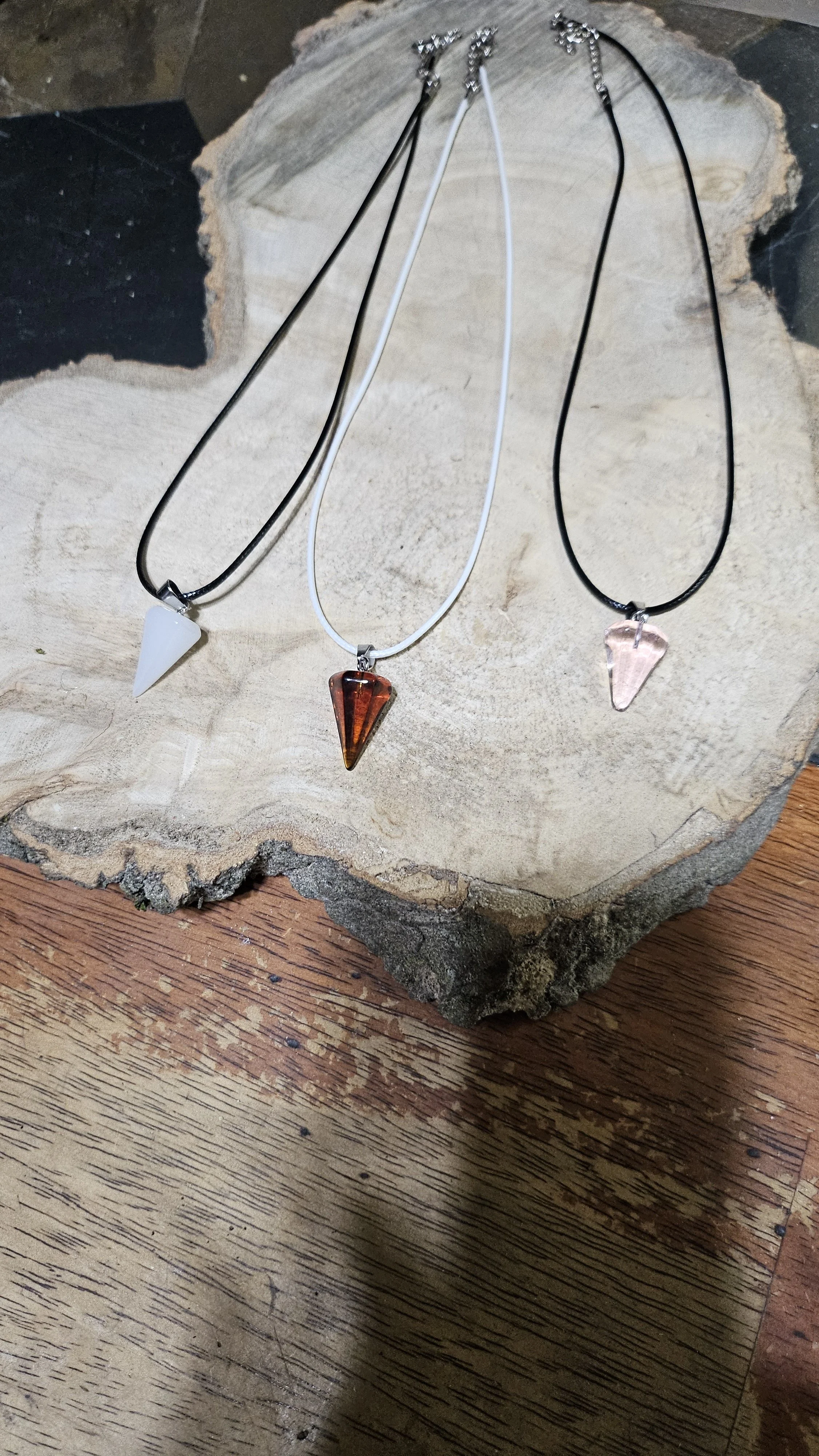 Single pendulum necklaces