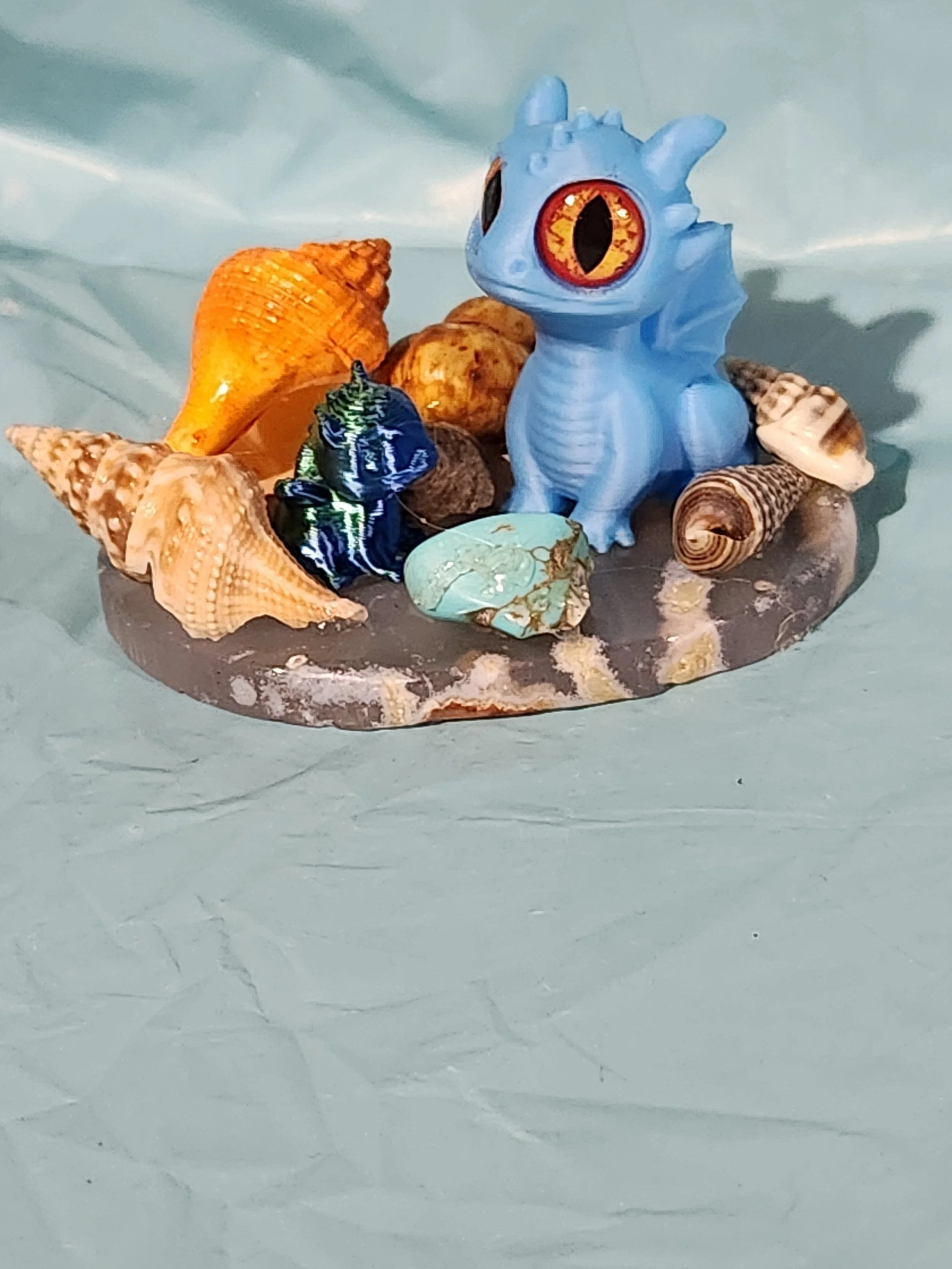 Dragon on agate with adornments