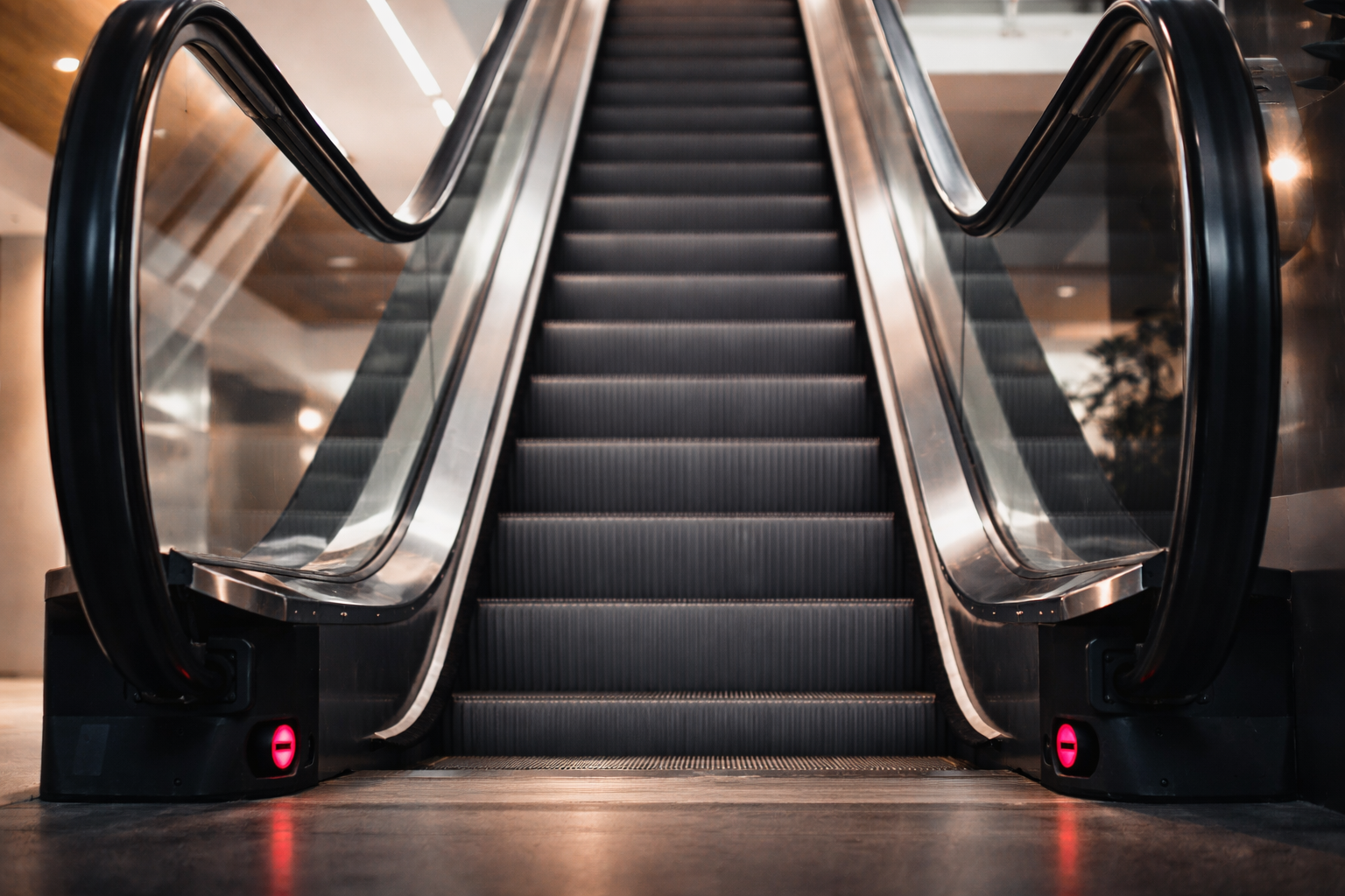 Una escalera eléctrica en un interior moderno, vista de frente en un centro comercial o edificio de oficinas
